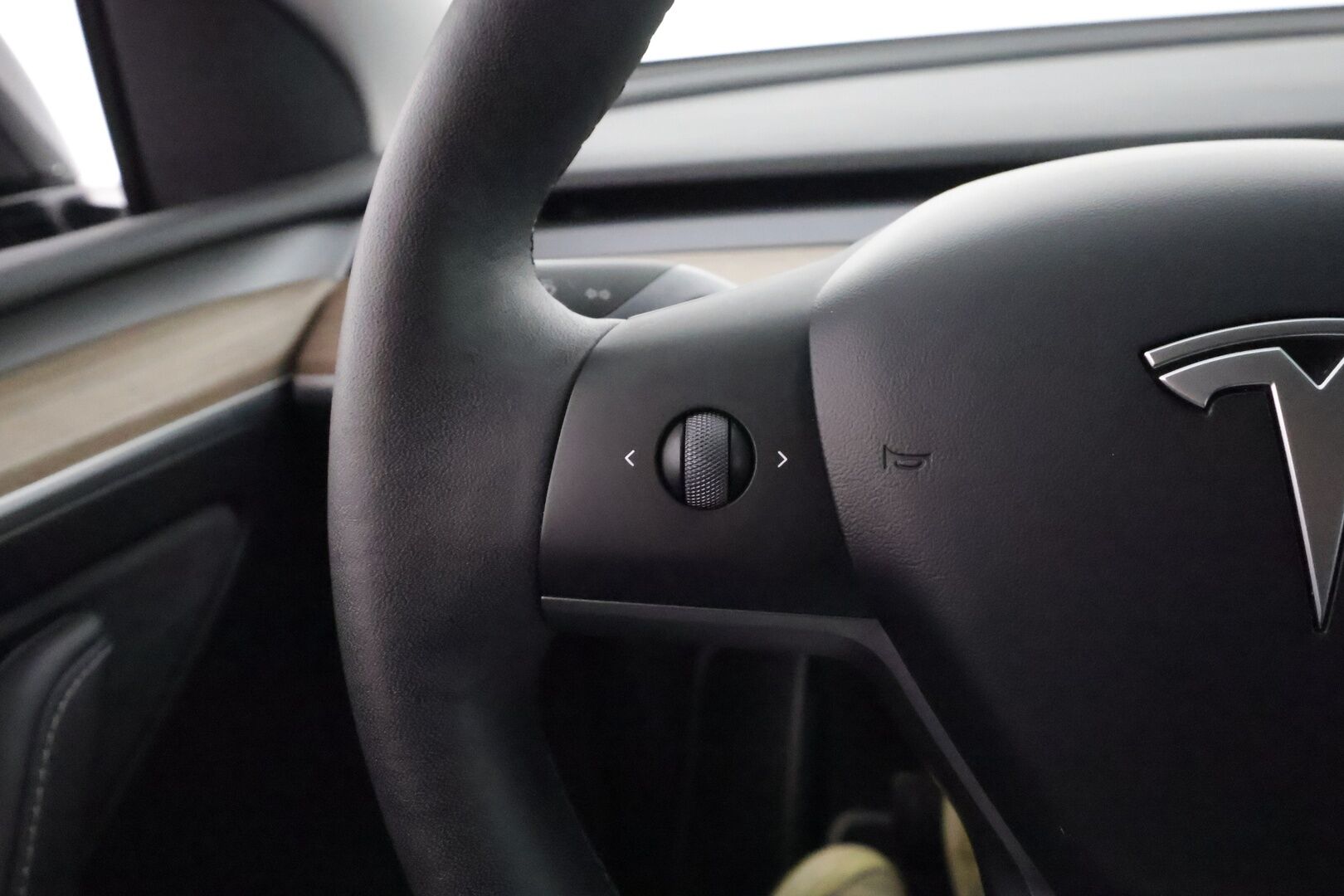 Tesla Model Y 2021 Long Range **Lämpöpumppu / Lasikatto / Matrix-LED / Adapt.Vakkari / P.Kamera / Muistipenkki / Navi / Kaistavahti** - 3,99 % KORKOTARJOUS TÄHÄN AUTOON - Akku kuntotarkastettu / Premium Audio / KeylessGo / 2x Renkaat
