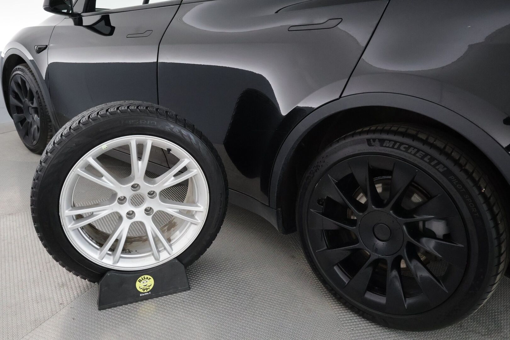 Tesla Model Y 2021 Long Range **Lämpöpumppu / Lasikatto / Matrix-LED / Adapt.Vakkari / P.Kamera / Muistipenkki / Navi / Kaistavahti** - 3,99 % KORKOTARJOUS TÄHÄN AUTOON - Akku kuntotarkastettu / Premium Audio / KeylessGo / 2x Renkaat