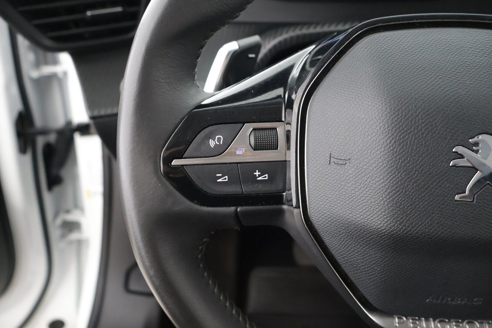 Peugeot 2008 2021 Allure Pack Motion PureTech 130 EAT8-automaatti - 360 kamera / digimittaristo / ACC / Tutkat / Mirrorlink