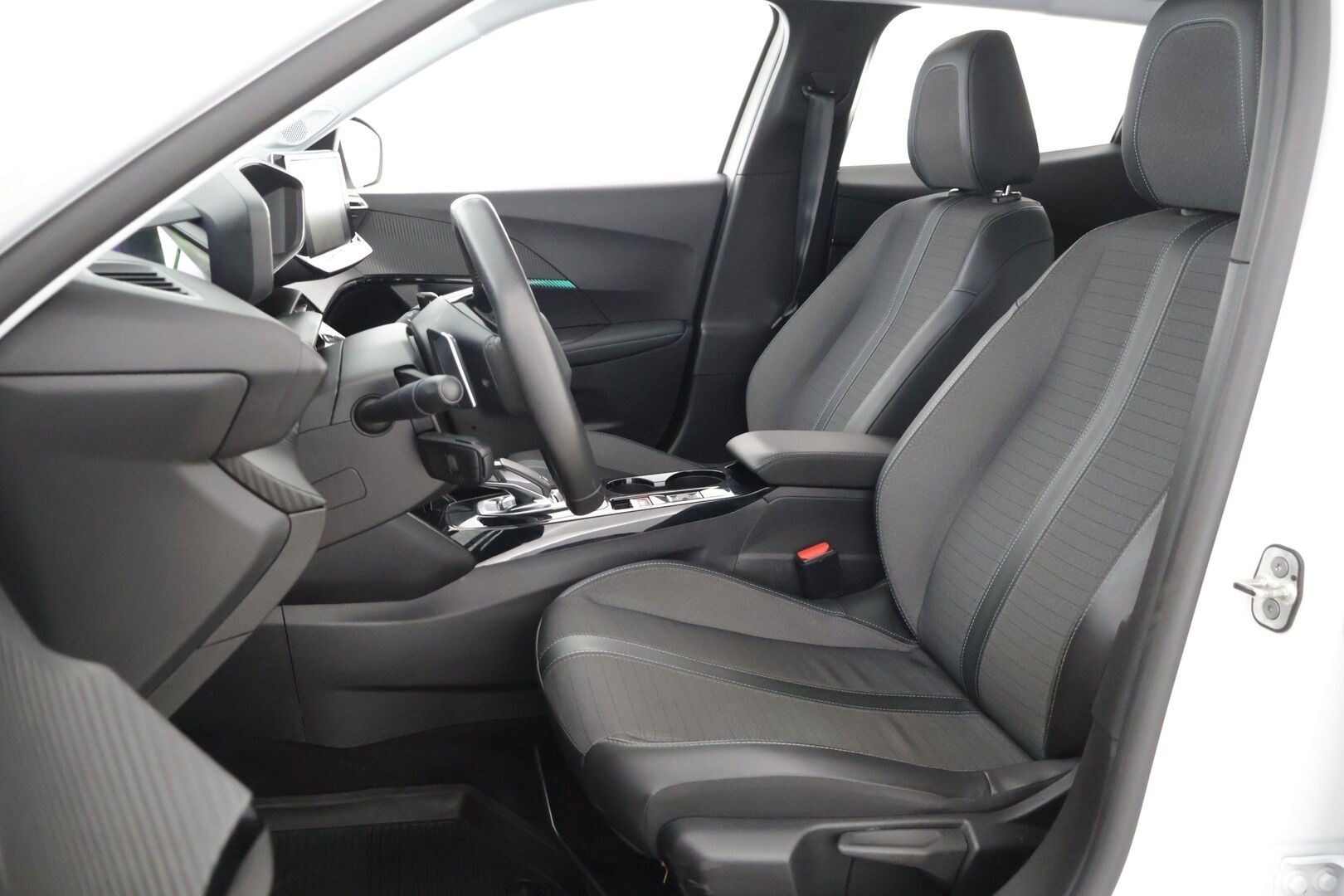 Peugeot 2008 2021 Allure Pack Motion PureTech 130 EAT8-automaatti - Juuri saapunut / 360 kamera / digimittaristo / Vakionopeudensäädin / Tutkat / Mirrorlink