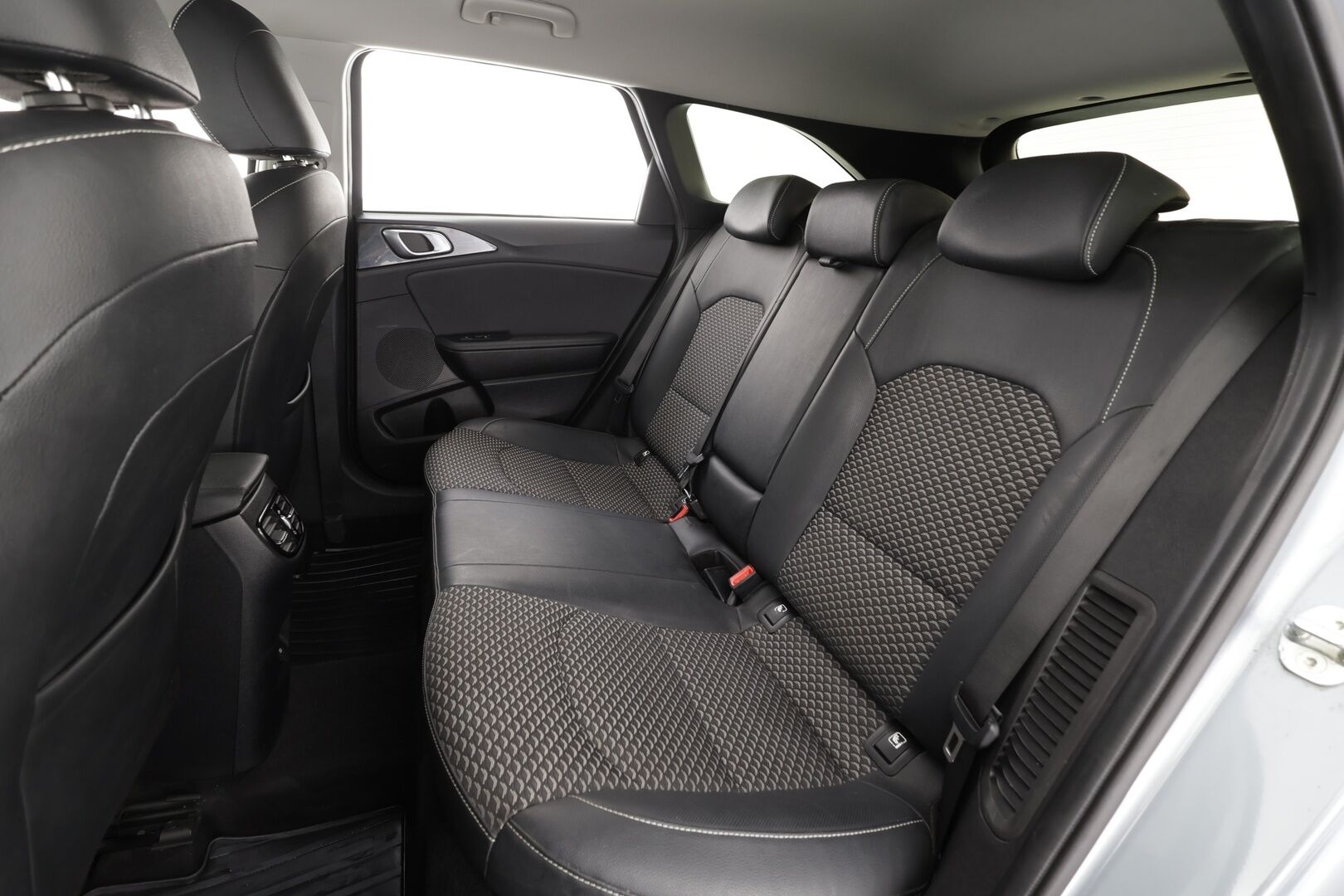 Kia Ceed 2022 1,6 GDI Plug-In Hybrid Business Premium SW DCT * ACC / Koukku / LED / P.kamera / Navi / Kaistavahti / Keyless * - Suomi-auto / 2x Latauskaapelit / Kahdet renkaat / merkkihuollot