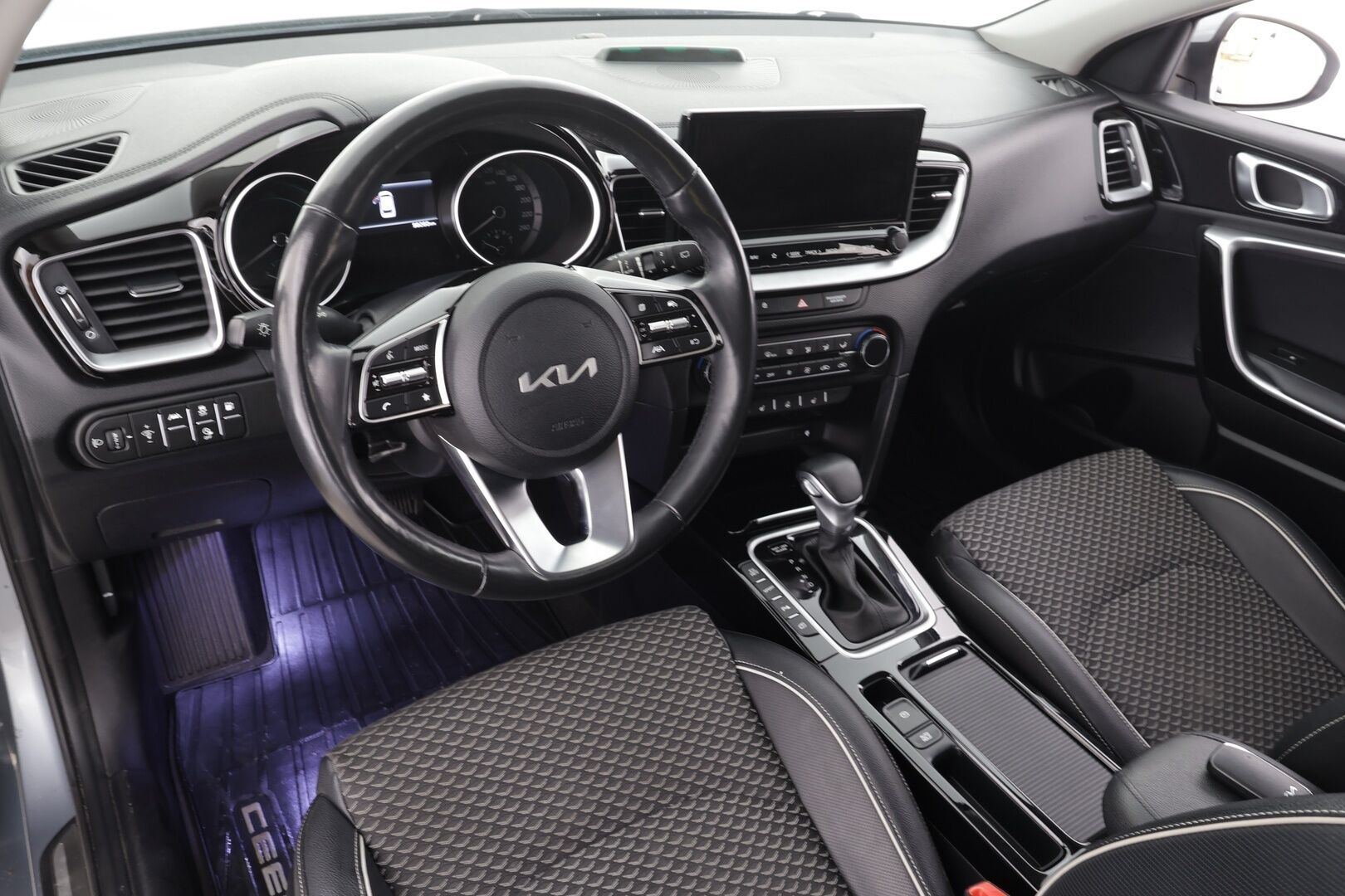 Kia Ceed 2022 1,6 GDI Plug-In Hybrid Business Premium SW DCT * ACC / Koukku / LED / P.kamera / Navi / Kaistavahti / Keyless * - Suomi-auto / 2x Latauskaapelit / Kahdet renkaat / merkkihuollot - HULLUT BLACKWEEK JATKOT - KORKOTARJOUS 2,49%