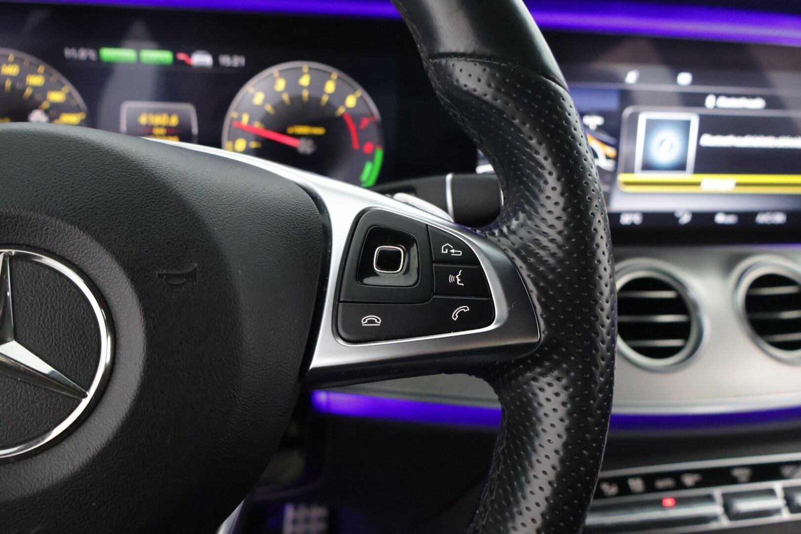 Mercedes-Benz E 2018 350 e Sedan AMG *Burmester® 3D / Sporttipenkit / HUD /  Ambient / 360 / Command / BLIS* - Nahka alcantra / Kahdet AMG vanteet / Apple&Android