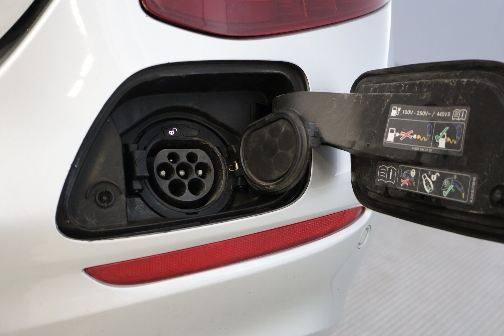 Mercedes-Benz E 2018 350 e Sedan AMG *Burmester® 3D / Sporttipenkit / HUD /  Ambient / 360 / Command / BLIS* - Nahka alcantra / Kahdet AMG vanteet / Apple&Android