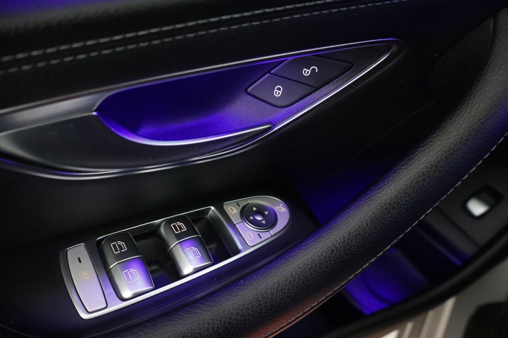 Mercedes-Benz E 2018 350 e Sedan AMG *Burmester® 3D / Sporttipenkit / HUD /  Ambient / 360 / Command / BLIS* - Nahka alcantra / Kahdet AMG vanteet / Apple&Android