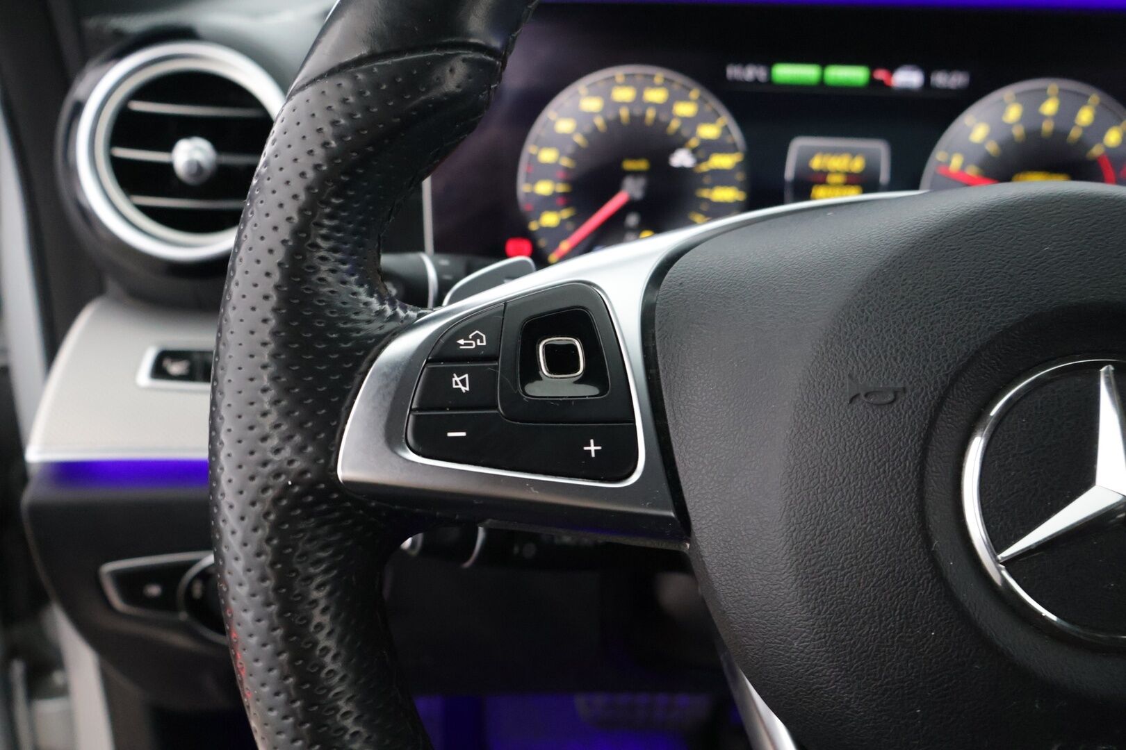 Mercedes-Benz E 2018 350 e Sedan AMG *Burmester® 3D / Sporttipenkit / HUD /  Ambient / 360 / Command / BLIS* - Nahka alcantra / Kahdet AMG vanteet / Apple&Android