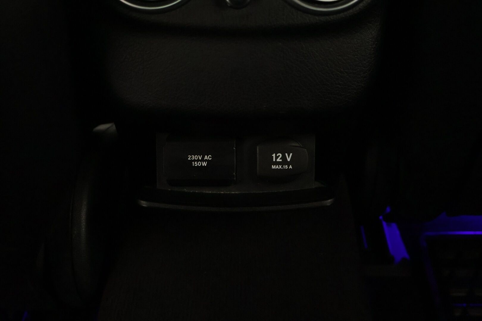 Mercedes-Benz E 2018 350 e Sedan AMG *Burmester® 3D / Sporttipenkit / HUD /  Ambient / 360 / Command / BLIS* - Nahka alcantra / Kahdet AMG vanteet / Apple&Android