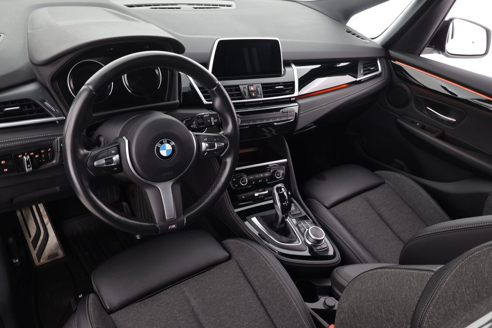 BMW 218 2022 F46 Gran Tourer 218i A Business Automatic Edition M Sport * LED / P.Tutkat / Sportpenkit / Navi / Sisätilanlämmitin * - 1-om Suomi-auto / Kahdet renkaat / Merkkihuollettu! - HULLU BLACKWEEK KORKOTARJOUS 2,49%