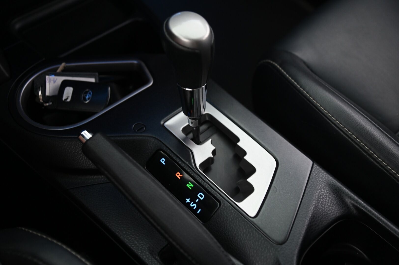 Toyota RAV4 2017 2.5 Hybrid AWD Premium - ACC | JBL | Nahat muistilla | Koukku | P.Kamera | Sähk. luukku | 2x renkaat&alumiinivanteet