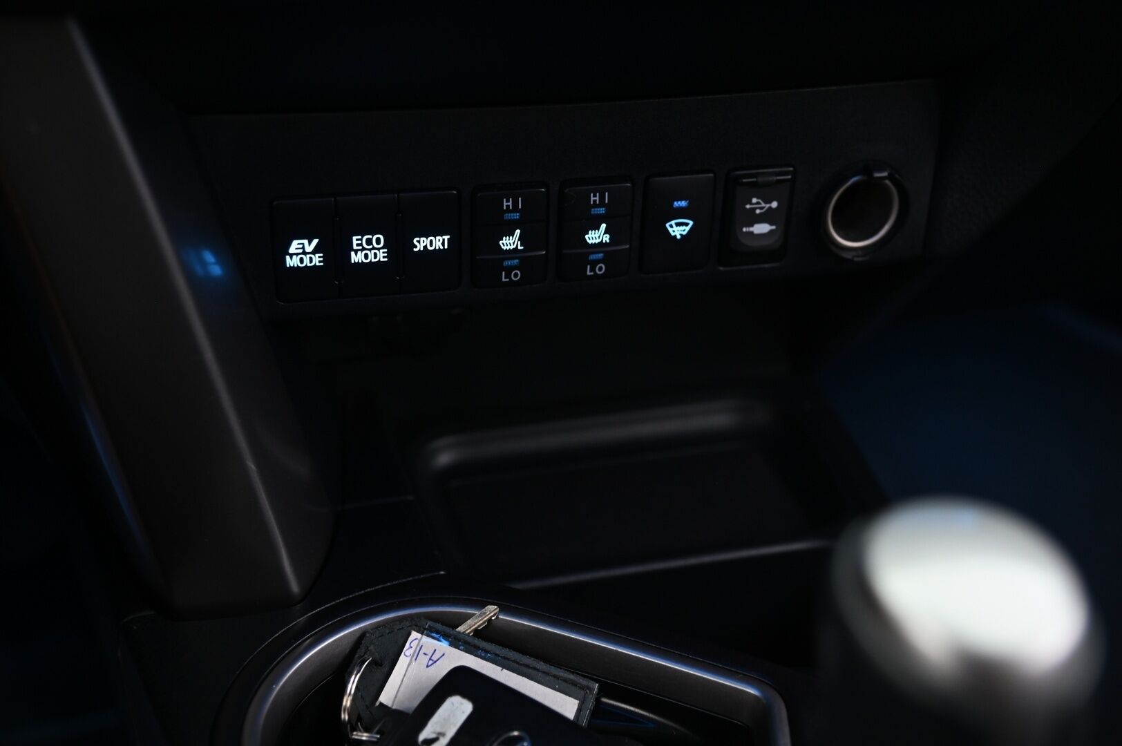 Toyota RAV4 2017 2.5 Hybrid AWD Premium - ACC | JBL | Nahat muistilla | Koukku | P.Kamera | Sähk. luukku | 2x renkaat&alumiinivanteet