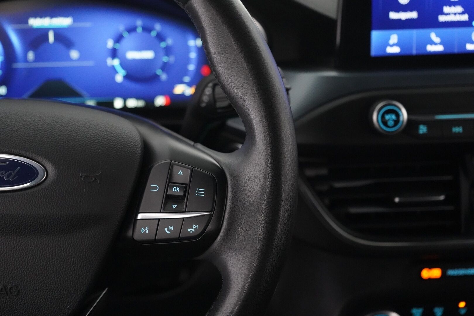 Ford Focus 2022 1,0 EcoBoost Hybrid 155hv (kevythybridi) M6 Active Wagon - Lämmitettävä ohjauspyörä | Kaistavahti | Lämmitettävä tuulilasi | Sähkötoiminen takaluukku | Kamera | Kahdet renkaat alumiinivantein | Suomi-auto