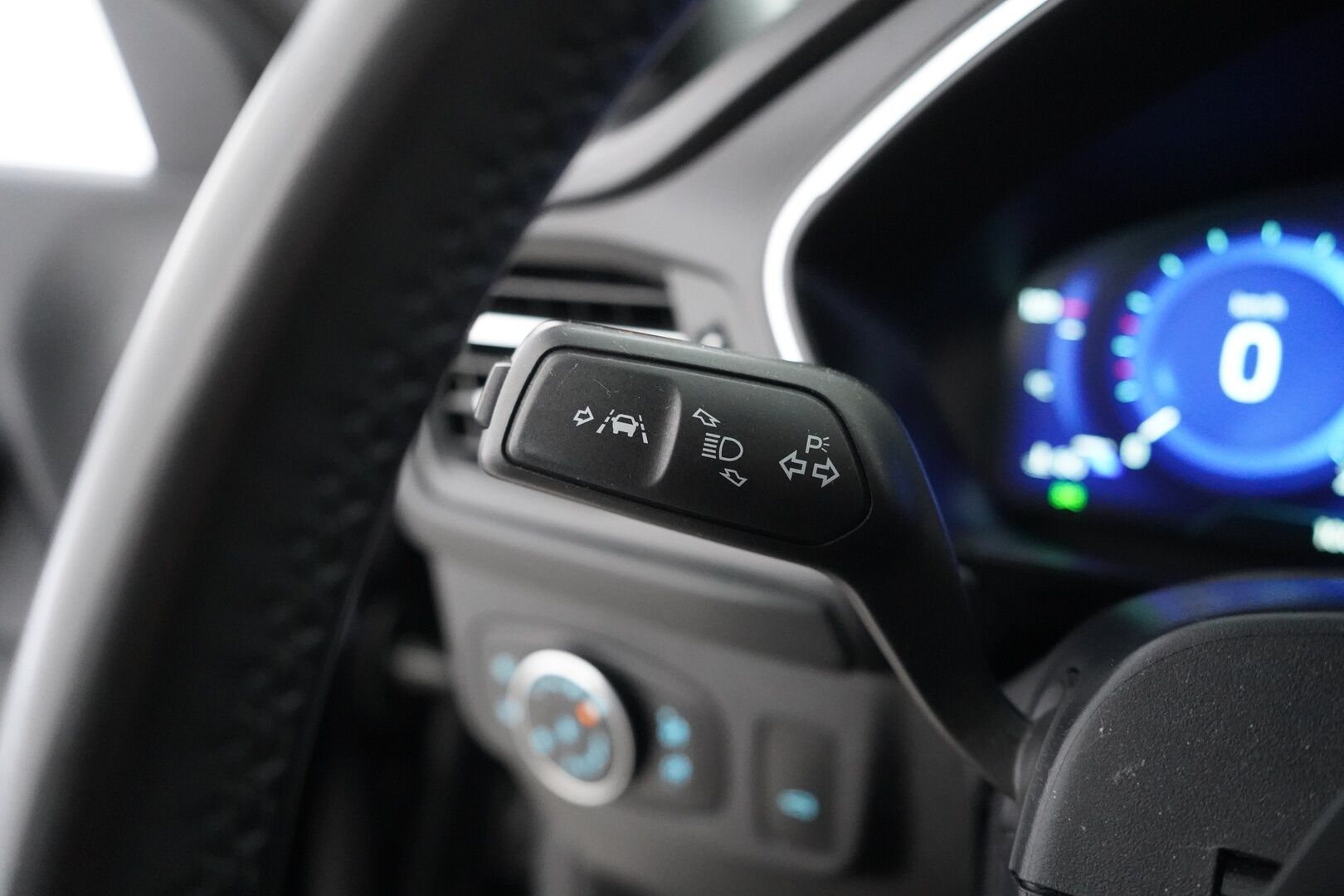 Ford Focus 2022 1,0 EcoBoost Hybrid 155hv (kevythybridi) M6 Active Wagon - Lämmitettävä ohjauspyörä | Kaistavahti | Lämmitettävä tuulilasi | Sähkötoiminen takaluukku | Kamera | Kahdet renkaat alumiinivantein | Suomi-auto