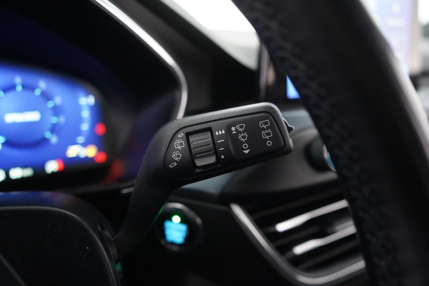 Ford Focus 2022 1,0 EcoBoost Hybrid 155hv (kevythybridi) M6 Active Wagon - Lämmitettävä ohjauspyörä | Kaistavahti | Lämmitettävä tuulilasi | Sähkötoiminen takaluukku | Kamera | Kahdet renkaat alumiinivantein | Suomi-auto