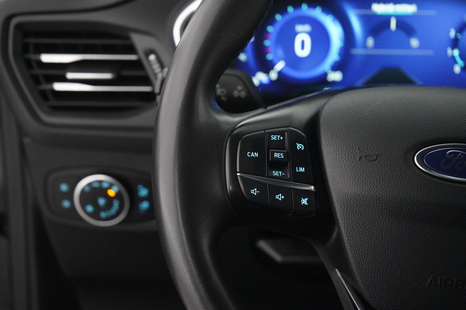 Ford Focus 2022 1,0 EcoBoost Hybrid 155hv (kevythybridi) M6 Active Wagon - Lämmitettävä ohjauspyörä | Kaistavahti | Lämmitettävä tuulilasi | Sähkötoiminen takaluukku | Kamera | Kahdet renkaat alumiinivantein | Suomi-auto
