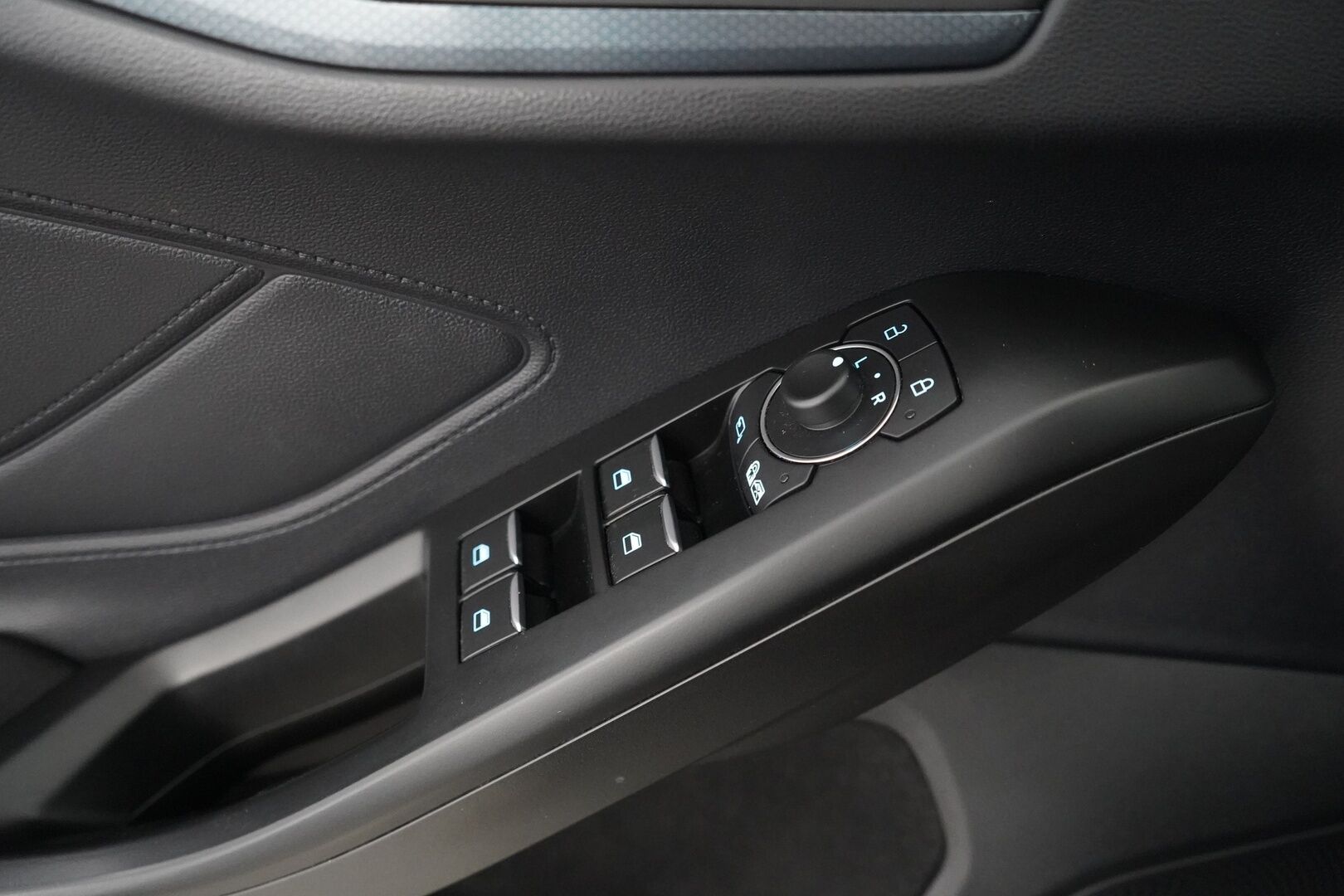 Ford Focus 2022 1,0 EcoBoost Hybrid 155hv (kevythybridi) M6 Active Wagon - Lämmitettävä ohjauspyörä | Kaistavahti | Lämmitettävä tuulilasi | Sähkötoiminen takaluukku | Kamera | Kahdet renkaat alumiinivantein | Suomi-auto