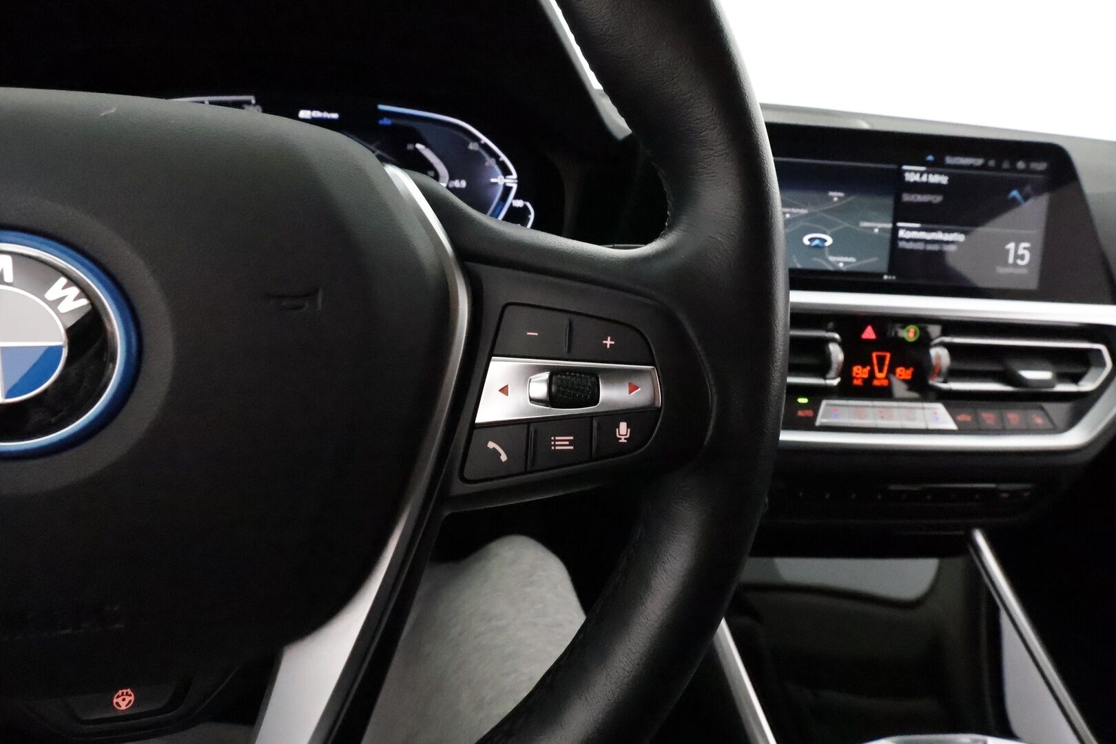 BMW 330 2022 G21 Touring 330e xDrive A Charged Edition **ACC / Adapt.LED / Hifi / P.tutkat / Puolinahat / Comfort Access / Navi** - Suomi-auto / Kahdet renkaat aluvanteilla / Merkkihuollettu