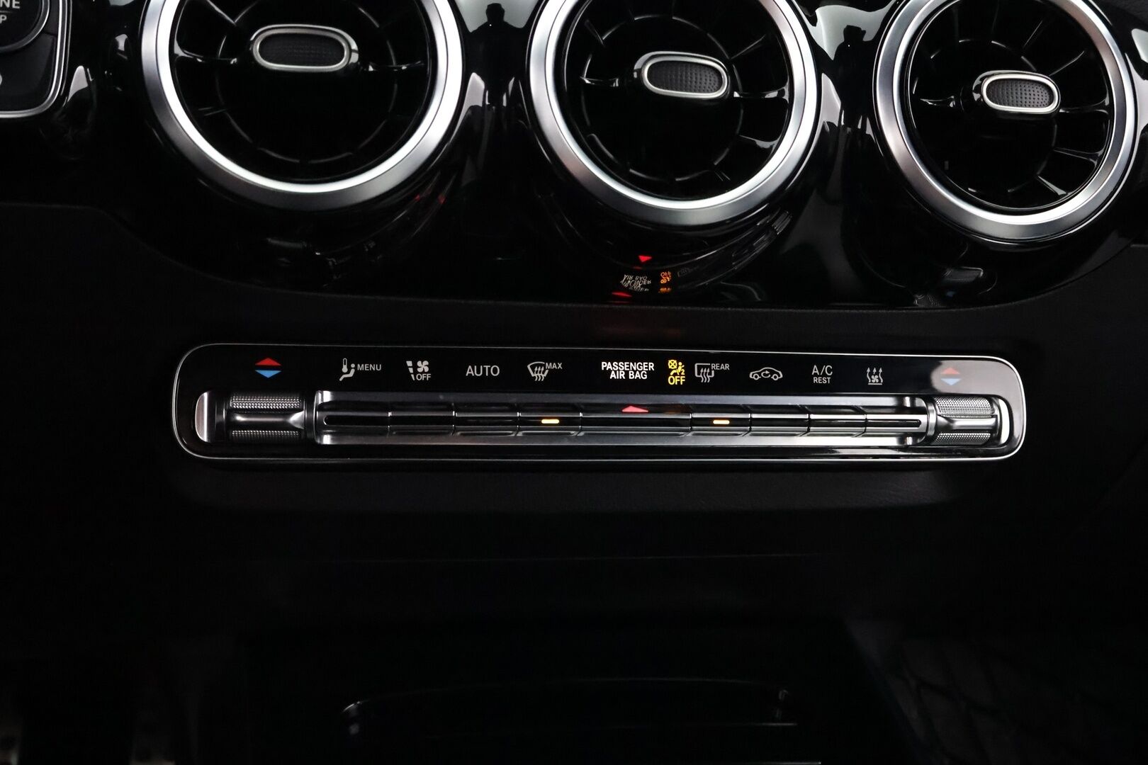 Mercedes-Benz B 2020 220 4Matic A Premium Business AMG - Webasto | DTR+Q | Midline | Vetokoukku | Peruutuskamera | Multibeam | Widescreen | Nahkasisusta | Keyless | Supervarusteet | Harvoin tarjolla!