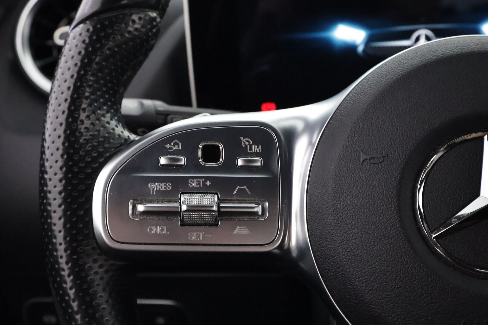 Mercedes-Benz B 2020 220 4Matic A Premium Business AMG - Webasto | DTR+Q | Midline | Vetokoukku | Peruutuskamera | Multibeam | Widescreen | Nahkasisusta | Keyless | Supervarusteet | Harvoin tarjolla!