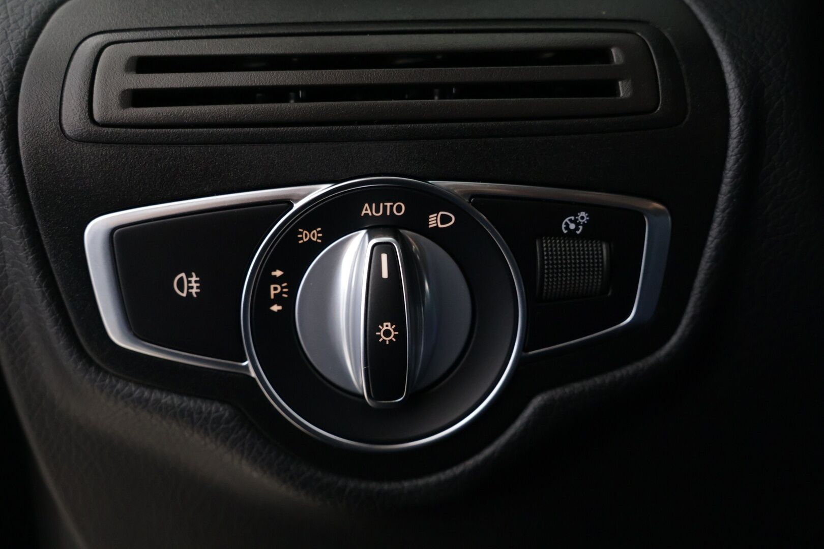 Mercedes-Benz GLC 2020 300 e 4MATIC A Business EQ Power - AMG / Digimittaristo / Navi / P.kamera / Multibeam LED / Ambient / Nahat / Vetokoukku