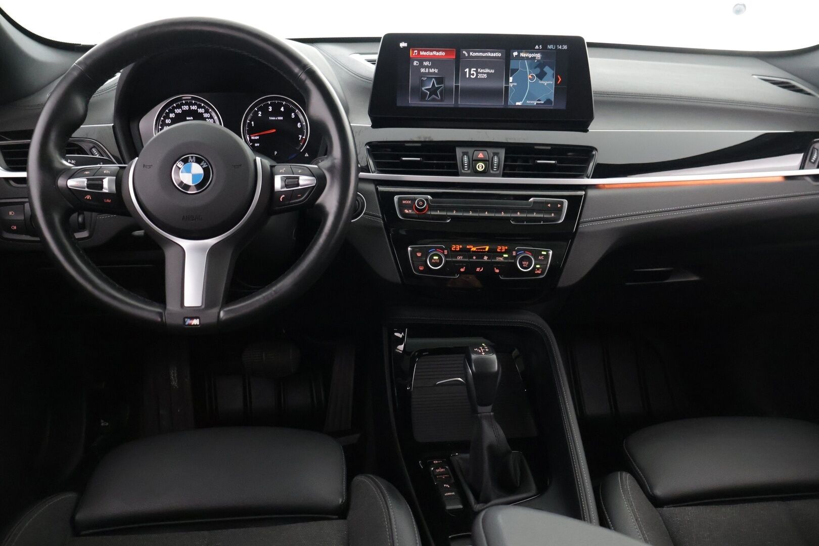 BMW X1 2021 F48 xDrive25e A SportLine - HUD | Hifit | ACC | Koukku | Navigation + | Panorama | Adapt. LED | Sporttipenkit | Sähkötoiminen takaluukku