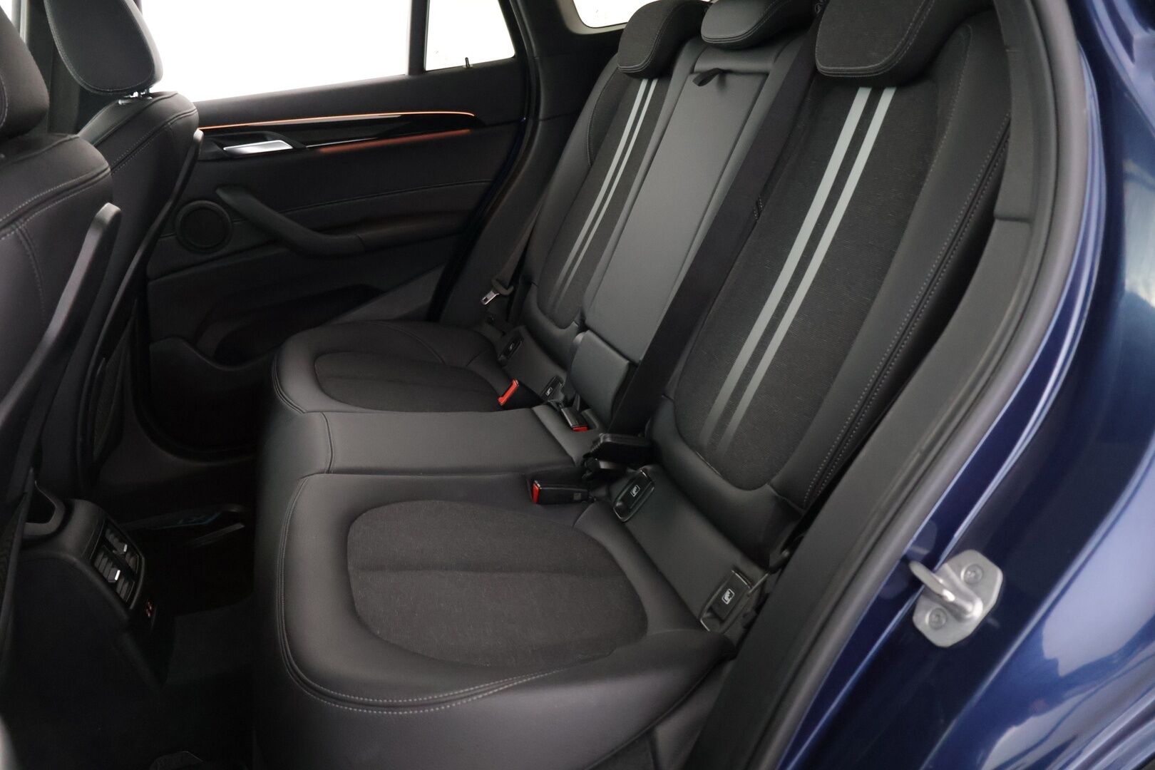 BMW X1 2021 F48 xDrive25e A SportLine - HUD | Hifit | ACC | Koukku | Navigation + | Panorama | Adapt. LED | Sporttipenkit | Sähkötoiminen takaluukku