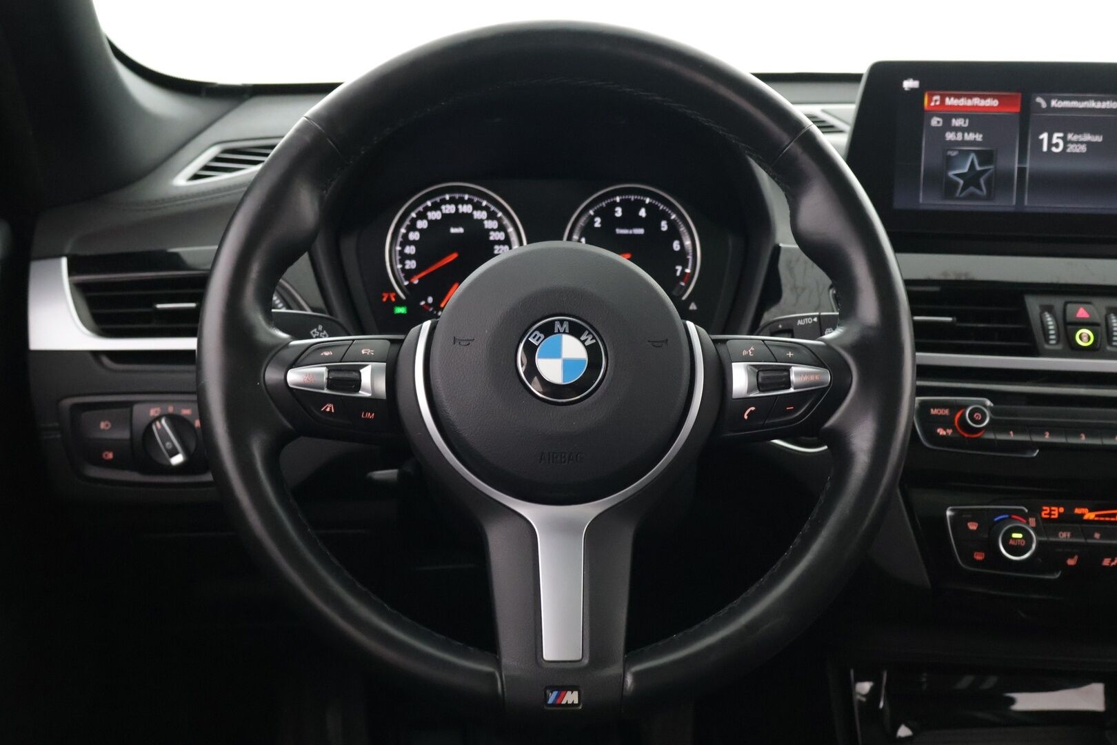 BMW X1 2021 F48 xDrive25e A SportLine - HUD | Hifit | ACC | Koukku | Navigation + | Panorama | Adapt. LED | Sporttipenkit | Sähkötoiminen takaluukku