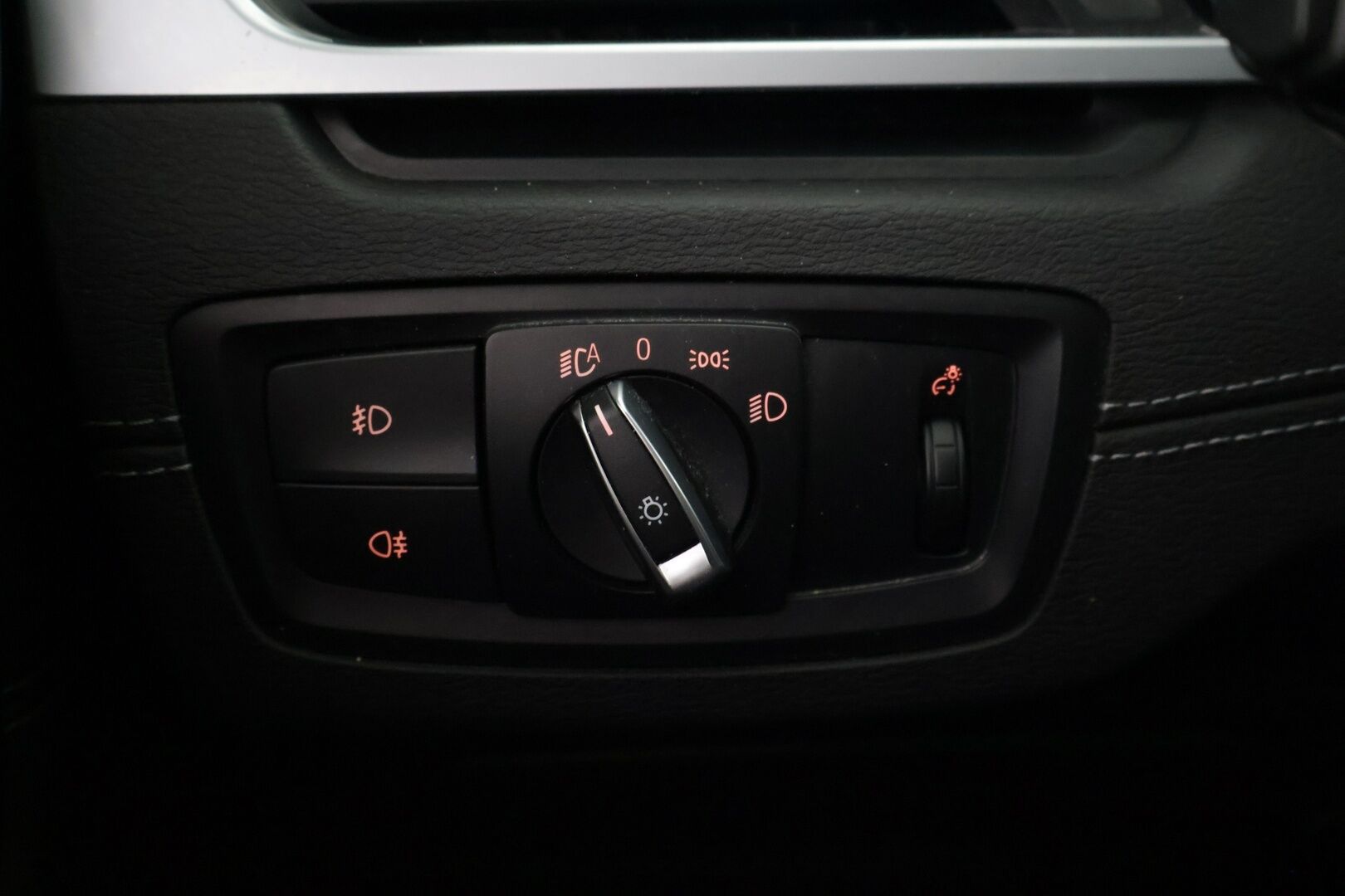 BMW X1 2021 F48 xDrive25e A SportLine - HUD | Hifit | ACC | Koukku | Navigation + | Panorama | Adapt. LED | Sporttipenkit | Sähkötoiminen takaluukku