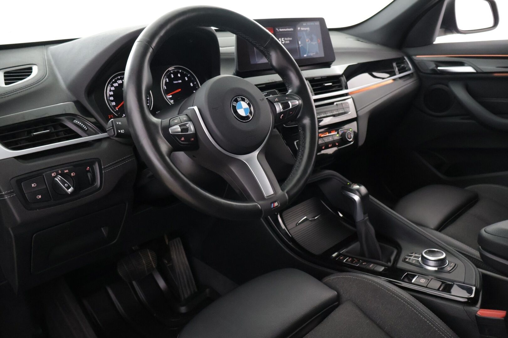 BMW X1 2021 F48 xDrive25e A SportLine - HUD | Hifit | ACC | Koukku | Navigation + | Panorama | Adapt. LED | Sporttipenkit | Sähkötoiminen takaluukku