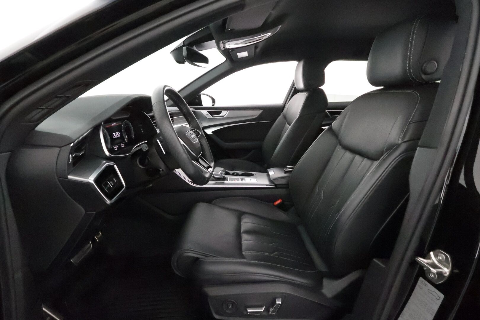 Audi A6 2020 Avant 55 TFSI e S-Line **Adapt.vakkkari / HUD / 360° / Muistipenkit hieronnalla / Matrix LED / Navi** - 3,99 % KORKOTARJOUS TÄHÄN AUTOON - Kahdet renkaat aluvanteilla / Ilmastoidut etuistuimet / Penkinlämmittimet takana / Koukku / KeylessGo / Digimittaristo / Nahka sporttipenkit
