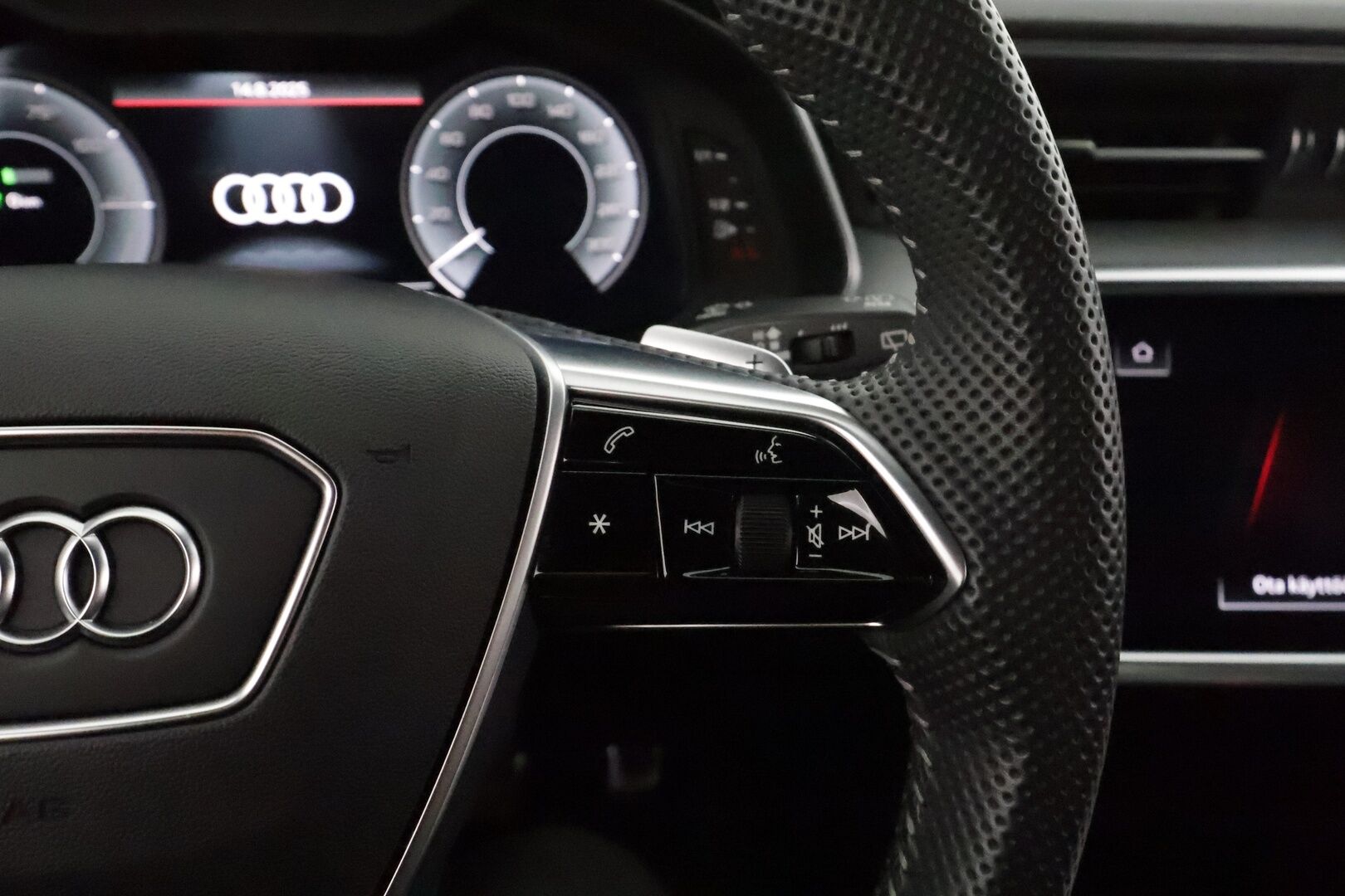 Audi A6 2020 Avant 55 TFSI e S-Line **Adapt.vakkkari / HUD / 360° / Muistipenkit hieronnalla / Matrix LED / Navi** - 3,99 % KORKOTARJOUS TÄHÄN AUTOON - Kahdet renkaat aluvanteilla / Ilmastoidut etuistuimet / Penkinlämmittimet takana / Koukku / KeylessGo / Digimittaristo / Nahka sporttipenkit