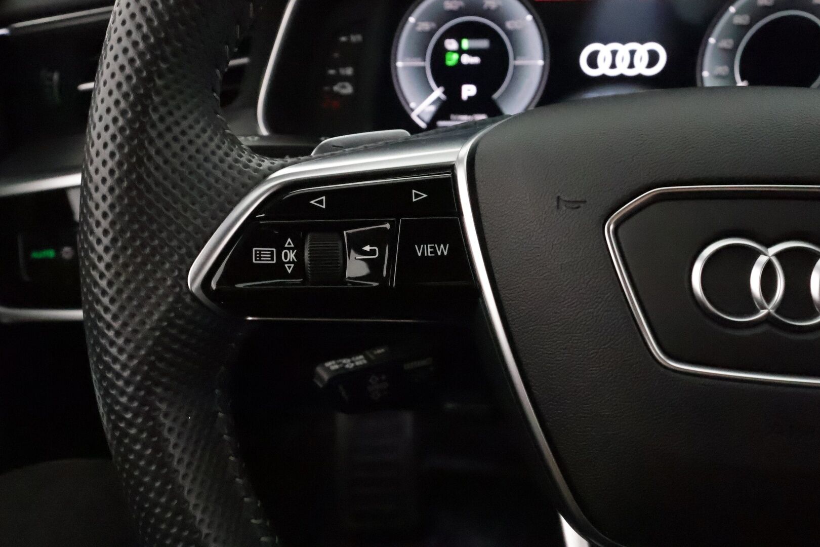Audi A6 2020 Avant 55 TFSI e S-Line **Adapt.vakkkari / HUD / 360° / Muistipenkit hieronnalla / Matrix LED / Navi** - 3,99 % KORKOTARJOUS TÄHÄN AUTOON - Kahdet renkaat aluvanteilla / Ilmastoidut etuistuimet / Penkinlämmittimet takana / Koukku / KeylessGo / Digimittaristo / Nahka sporttipenkit