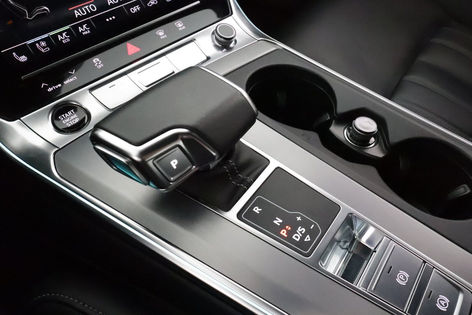 Audi A6 2020 Avant 55 TFSI e S-Line **Adapt.vakkkari / HUD / 360° / Muistipenkit hieronnalla / Matrix LED / Navi** - 3,99 % KORKOTARJOUS TÄHÄN AUTOON - Kahdet renkaat aluvanteilla / Ilmastoidut etuistuimet / Penkinlämmittimet takana / Koukku / KeylessGo / Digimittaristo / Nahka sporttipenkit