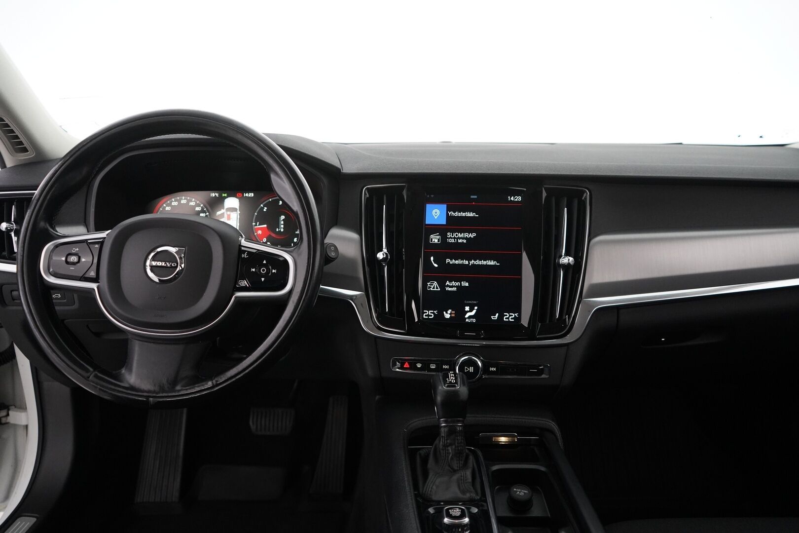 Volvo V90 2018 D3 AWD Business aut *Koukku / Webasto / ACC / Puolinahat / S.kontti* - Kahdet renkaat alumiinivantein / EI ADBLUE / Seuraava katsastus 21.7.2027 / Säännölliset huollot / Viimeisin huolto 07.2025 / Siisti - Osta nyt, maksa vasta ensi vuonna