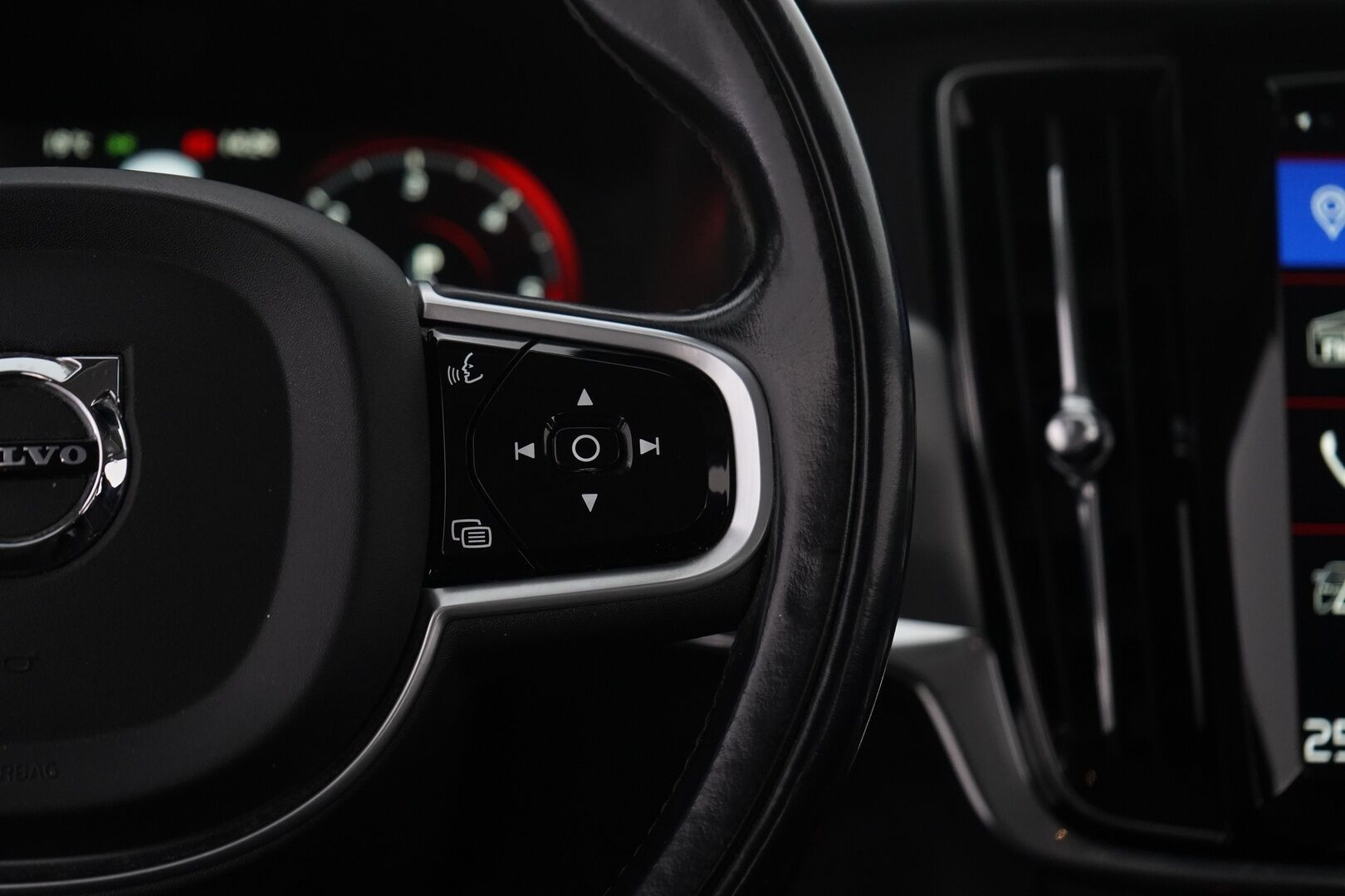 Volvo V90 2018 D3 AWD Business aut *Koukku / Webasto / ACC / Puolinahat / S.kontti* - Kahdet renkaat alumiinivantein / EI ADBLUE / Seuraava katsastus 21.7.2027 / Säännölliset huollot / Viimeisin huolto 07.2025 / Siisti - Osta nyt, maksa vasta ensi vuonna