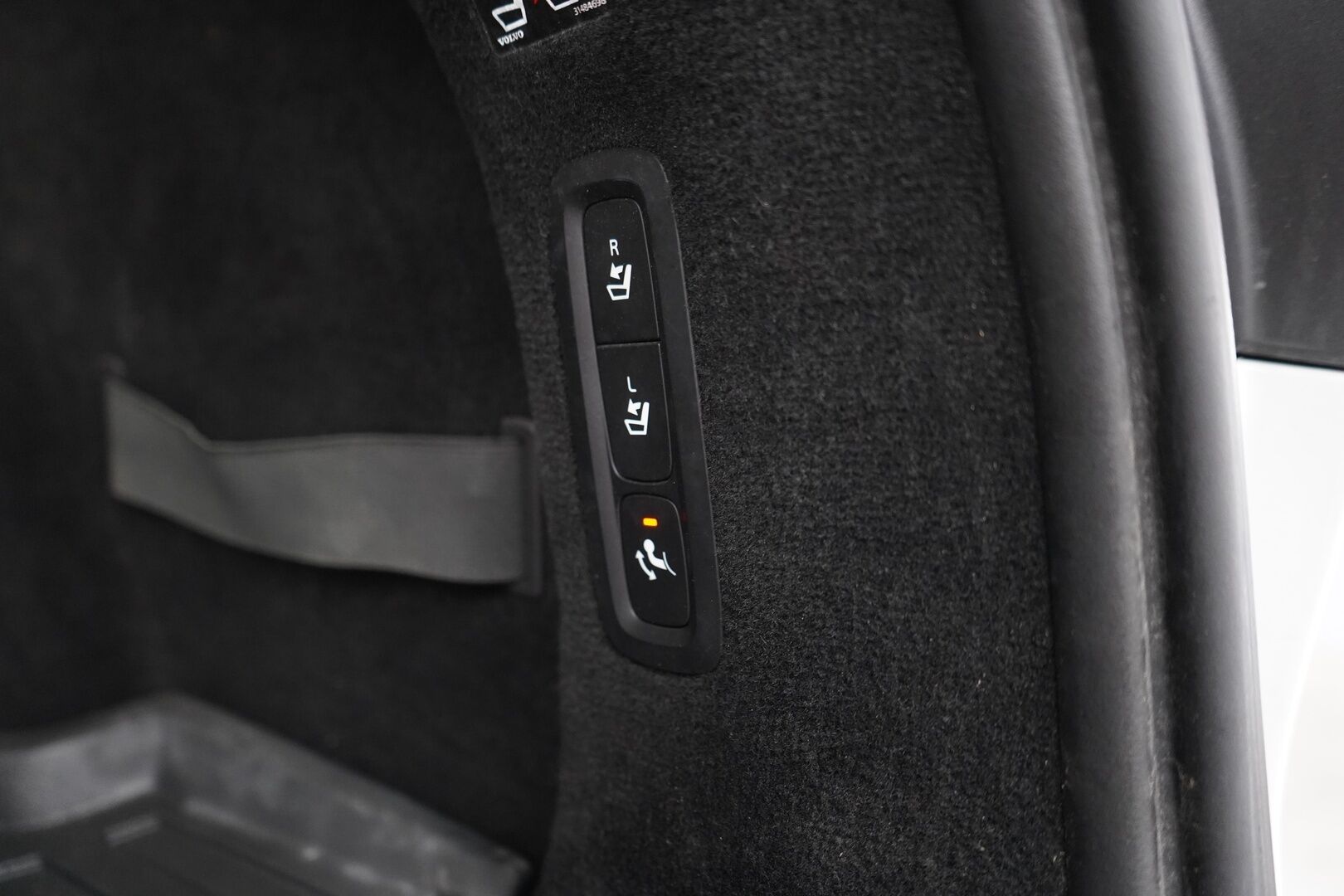 Volvo V90 2018 D3 AWD Business aut *Koukku / Webasto / ACC / Puolinahat / S.kontti* - Kahdet renkaat alumiinivantein / EI ADBLUE / Seuraava katsastus 21.7.2027 / Säännölliset huollot / Viimeisin huolto 07.2025 / Siisti - Osta nyt, maksa vasta ensi vuonna