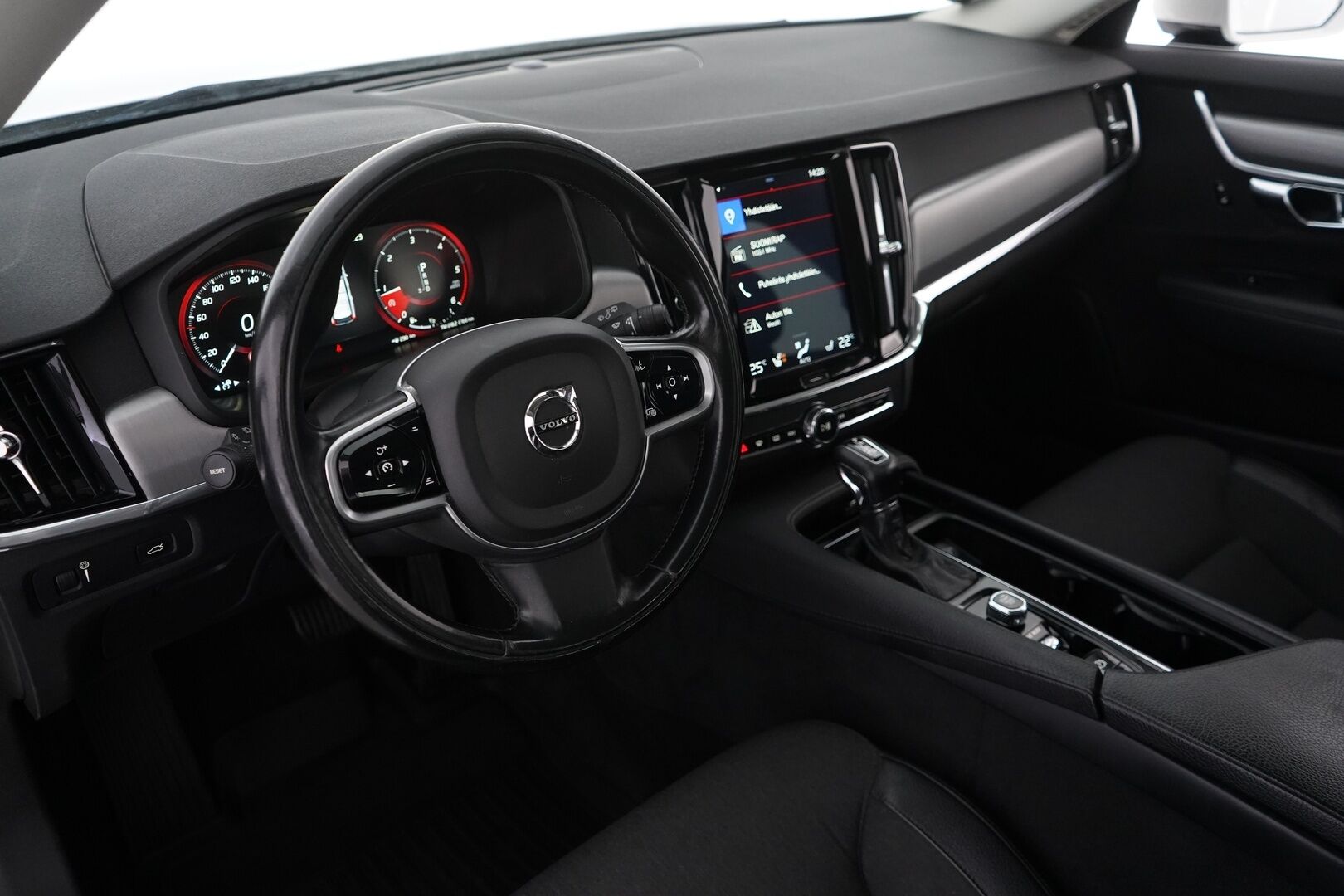 Volvo V90 2018 D3 AWD Business aut *Koukku / Webasto / ACC / Puolinahat / S.kontti* - Kahdet renkaat alumiinivantein / EI ADBLUE / Seuraava katsastus 21.7.2027 / Säännölliset huollot / Viimeisin huolto 07.2025 / Siisti - Osta nyt, maksa vasta ensi vuonna