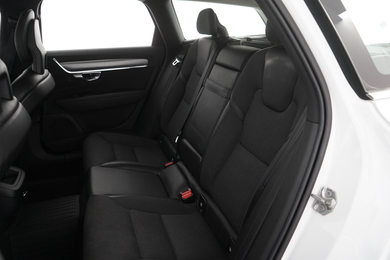 Volvo V90 2018 D3 AWD Business aut *Koukku / Webasto / ACC / Puolinahat / S.kontti* - Kahdet renkaat alumiinivantein / EI ADBLUE / Seuraava katsastus 21.7.2027 / Säännölliset huollot / Viimeisin huolto 07.2025 / Siisti - Osta nyt, maksa vasta ensi vuonna