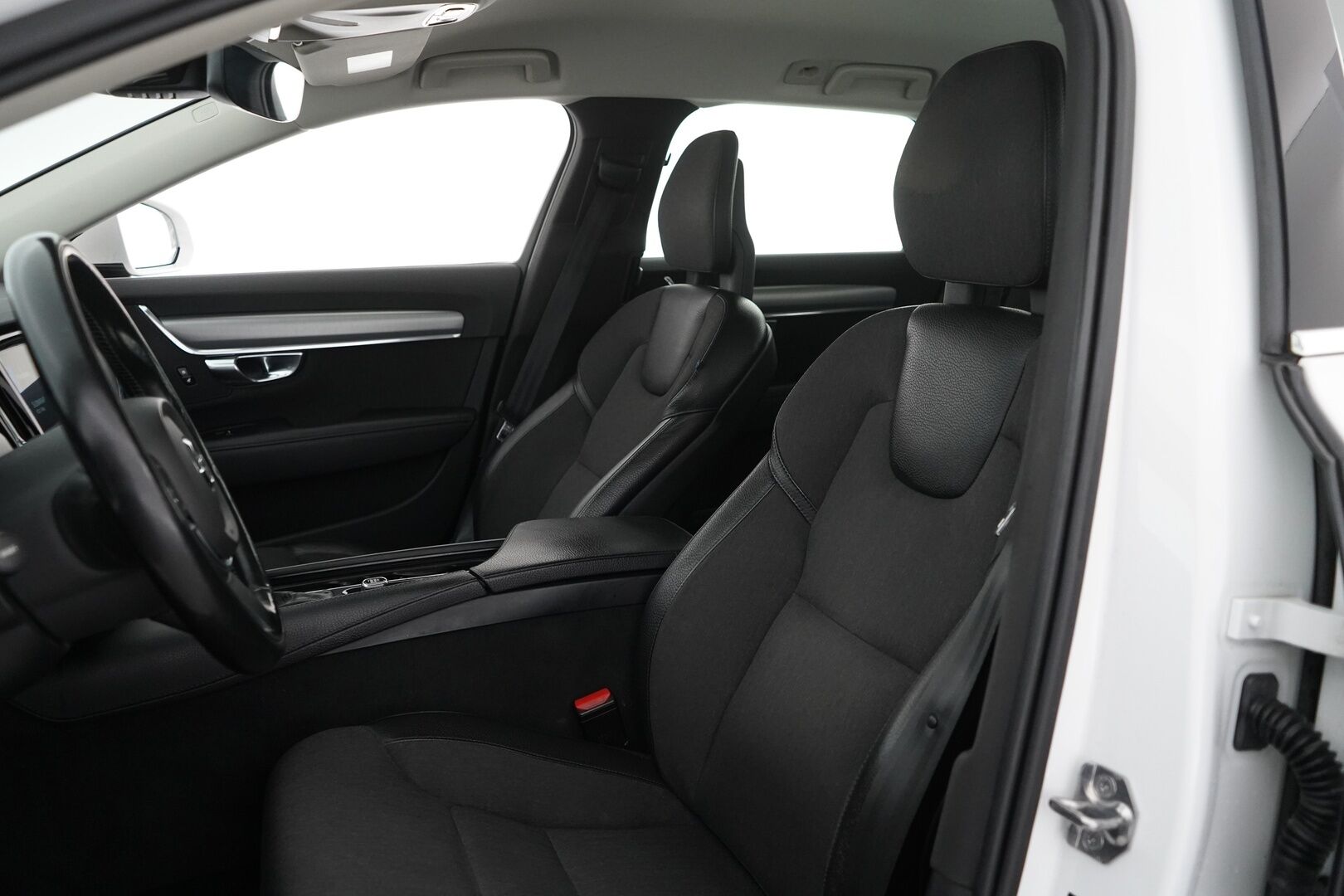 Volvo V90 2018 D3 AWD Business aut *Koukku / Webasto / ACC / Puolinahat / S.kontti* - Kahdet renkaat alumiinivantein / EI ADBLUE / Seuraava katsastus 21.7.2027 / Säännölliset huollot / Viimeisin huolto 07.2025 / Siisti - Osta nyt, maksa vasta ensi vuonna