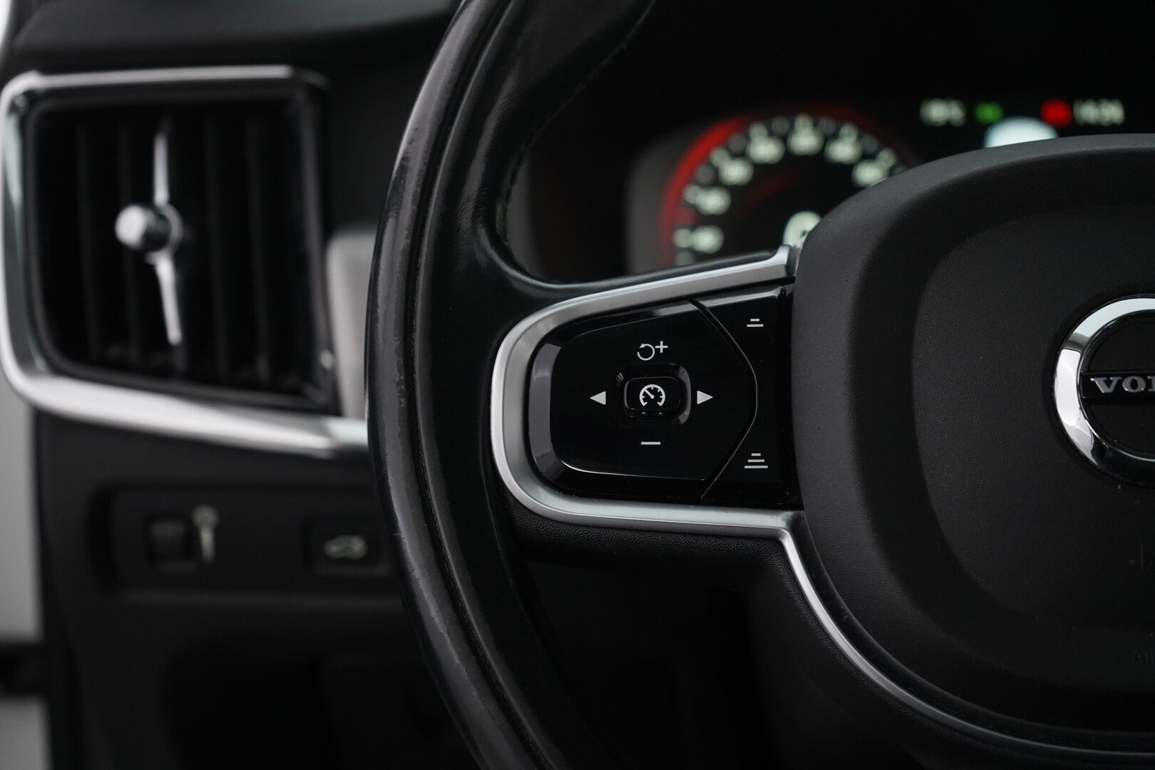 Volvo V90 2018 D3 AWD Business aut *Koukku / Webasto / ACC / Puolinahat / S.kontti* - Kahdet renkaat alumiinivantein / EI ADBLUE / Seuraava katsastus 21.7.2027 / Säännölliset huollot / Viimeisin huolto 07.2025 / Siisti - Osta nyt, maksa vasta ensi vuonna