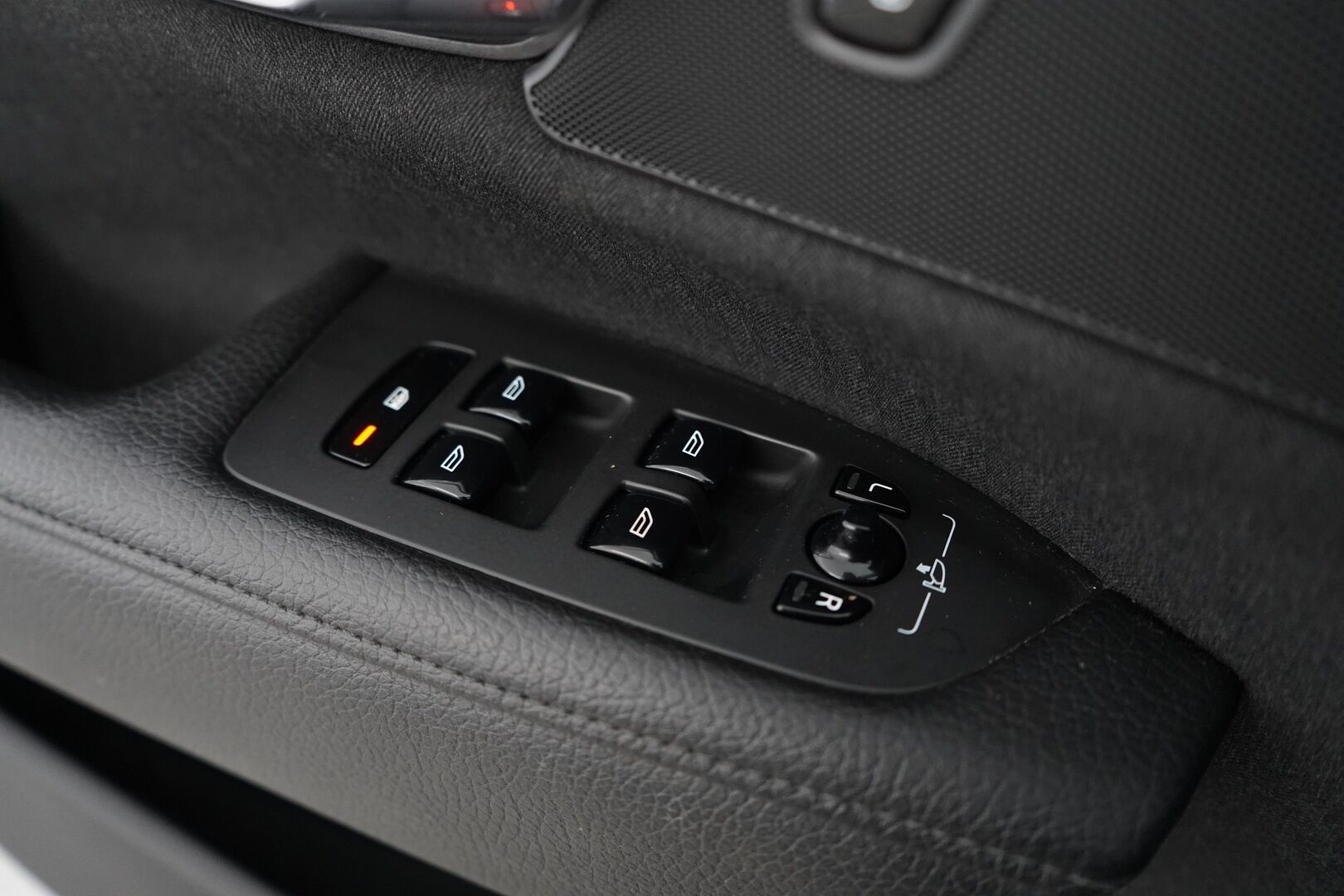 Volvo V90 2018 D3 AWD Business aut *Koukku / Webasto / ACC / Puolinahat / S.kontti* - Kahdet renkaat alumiinivantein / EI ADBLUE / Seuraava katsastus 21.7.2027 / Säännölliset huollot / Viimeisin huolto 07.2025 / Siisti - Osta nyt, maksa vasta ensi vuonna