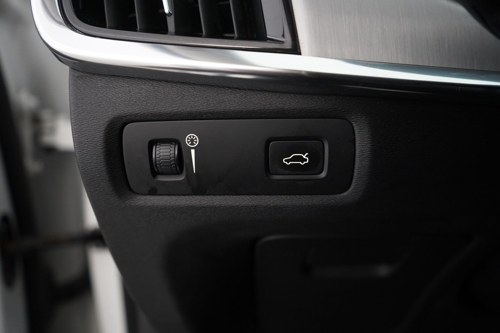 Volvo V90 2018 D3 AWD Business aut *Koukku / Webasto / ACC / Puolinahat / S.kontti* - Kahdet renkaat alumiinivantein / EI ADBLUE / Seuraava katsastus 21.7.2027 / Säännölliset huollot / Viimeisin huolto 07.2025 / Siisti - Osta nyt, maksa vasta ensi vuonna