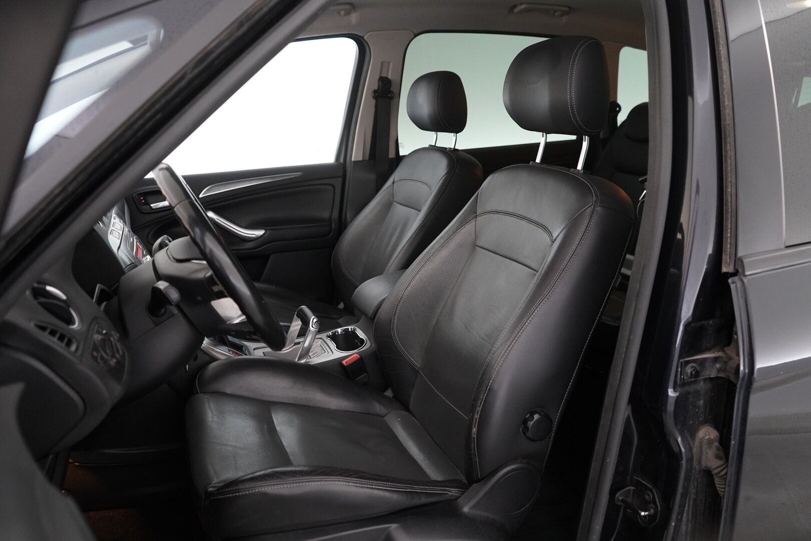 Ford S-Max 2008 2,0 TDCi 140 hv autom. Titanium A6 5-ovinen MYYDÄÄN HUUTOKAUPAT.COM