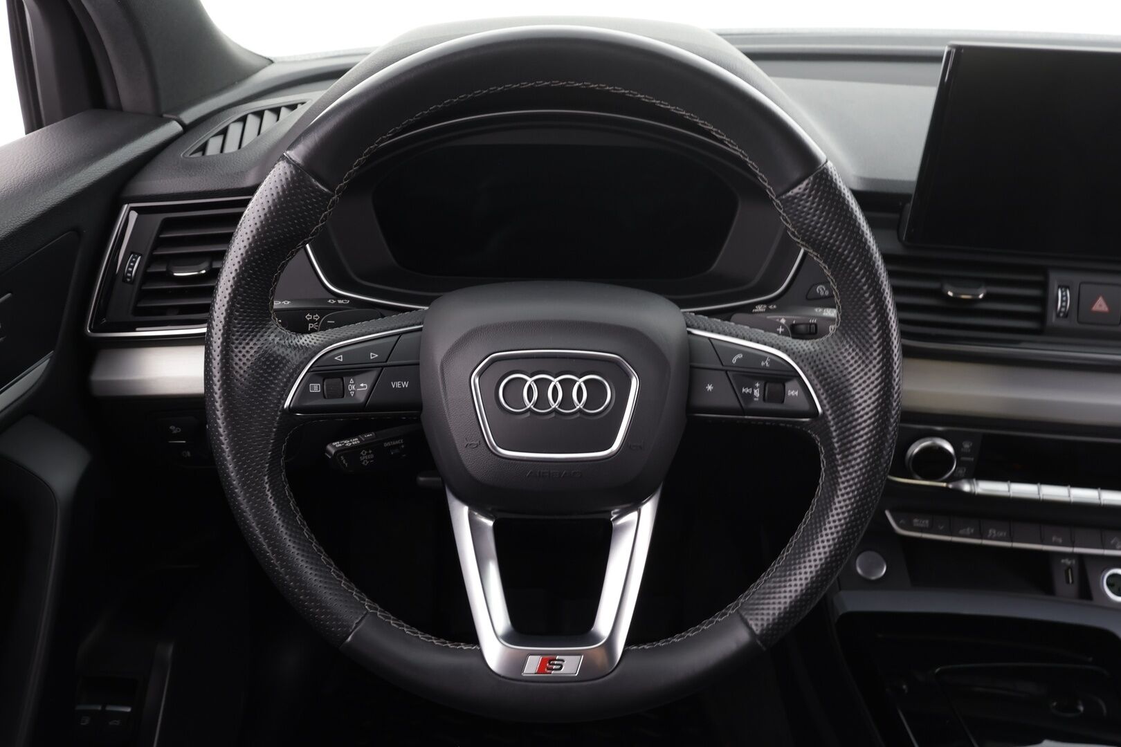 Audi Q5 2022 Advanced 50 TFSI e 220 kW quattro S tronic Electrified Edition * Adapt.Vakkari / Vetokoukku / Ilma-Alusta / LED / Sporttipenkit - Akku kuntotarkastettu / P.Kamera / Suomi-auto / 2x Latauskaapelit / Kahdet renkaat 