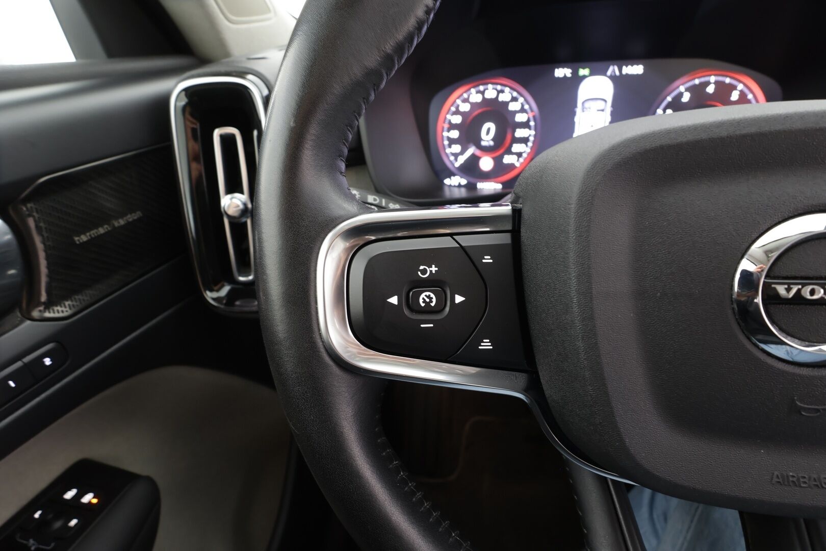 Volvo XC40 2021 B4 AWD MHEV Business Inscription aut - | ACC | Webasto | Panorama | Koukku | Full-LED | Muistipenkki | H&K | BLIS | 360° | Suomi-auto | Kahdet renkaat aluvanteilla | Merkkihuollettu | Supervarusteet |