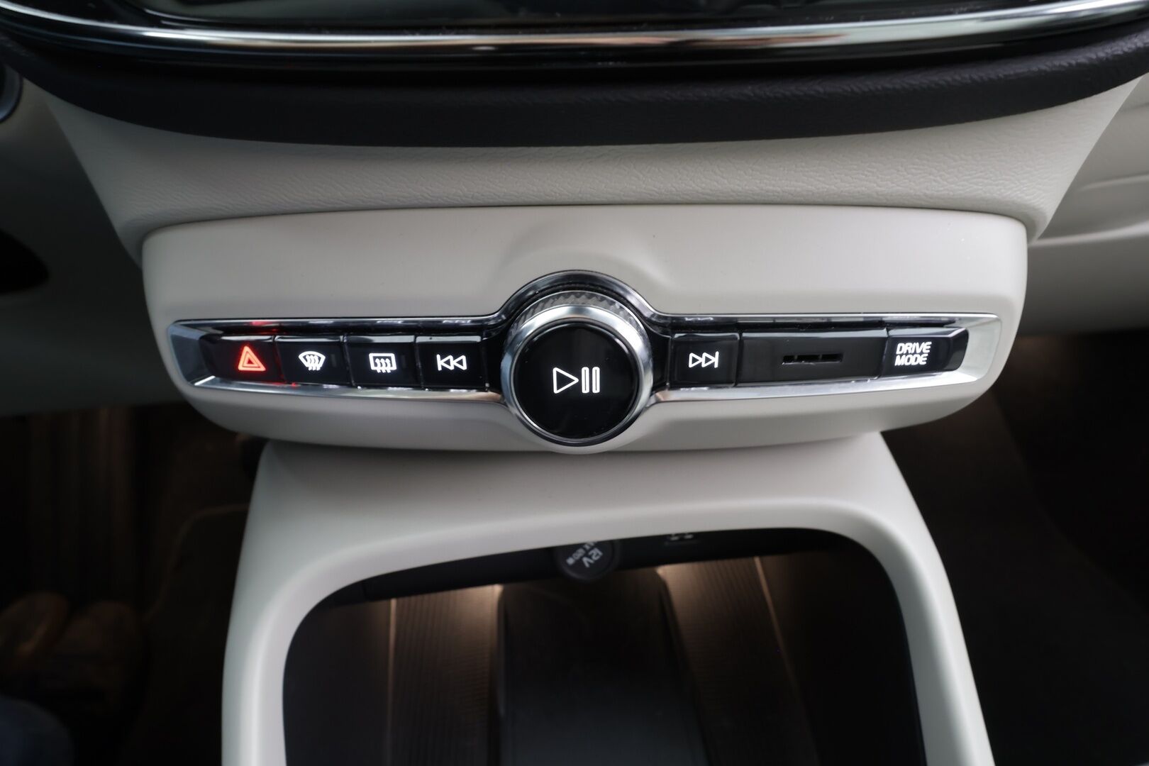 Volvo XC40 2021 B4 AWD MHEV Business Inscription aut - | ACC | Webasto | Panorama | Koukku | Full-LED | Muistipenkki | H&K | BLIS | 360° | Suomi-auto | Kahdet renkaat aluvanteilla | Merkkihuollettu | Supervarusteet |