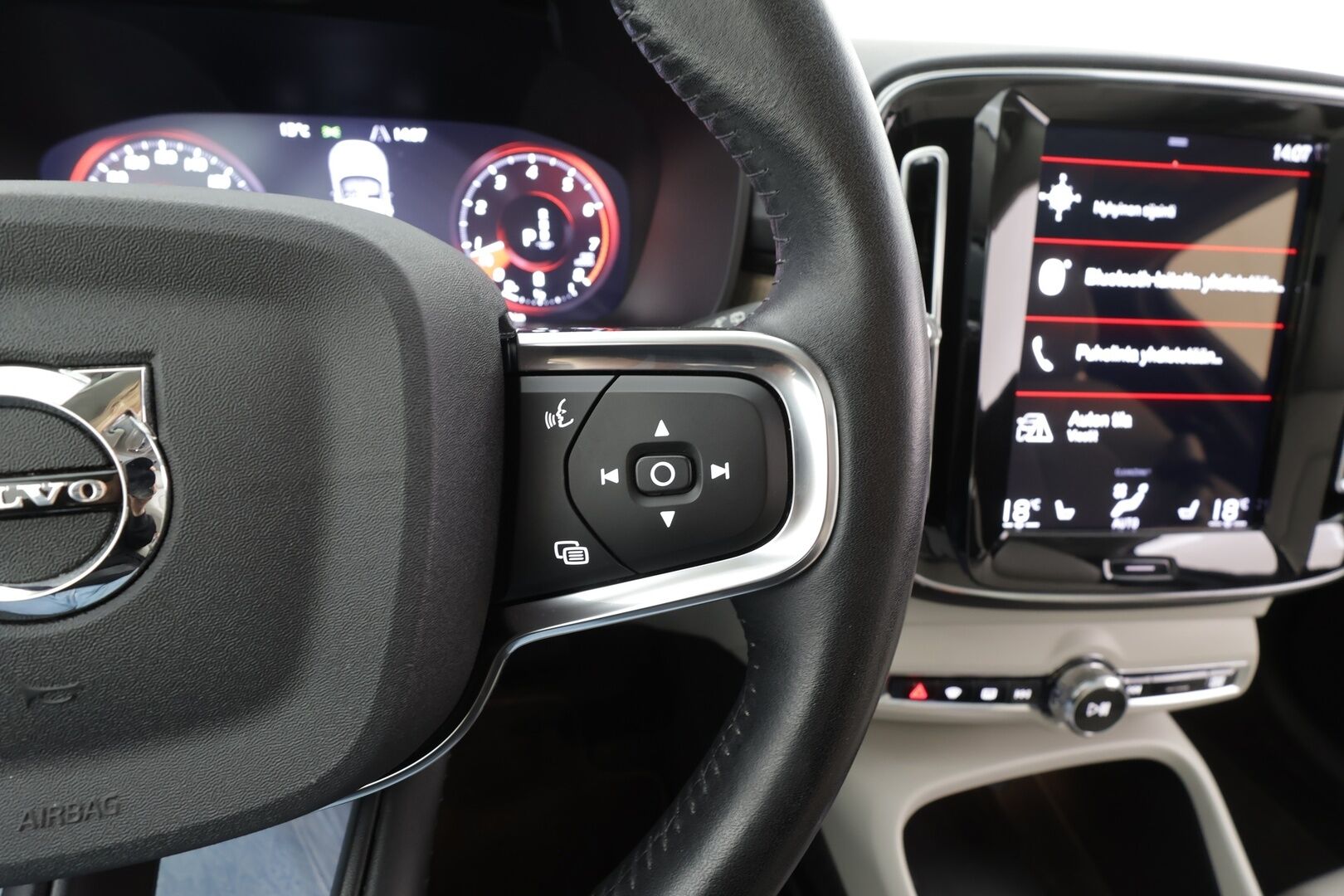 Volvo XC40 2021 B4 AWD MHEV Business Inscription aut - | ACC | Webasto | Panorama | Koukku | Full-LED | Muistipenkki | H&K | BLIS | 360° | Suomi-auto | Kahdet renkaat aluvanteilla | Merkkihuollettu | Supervarusteet |