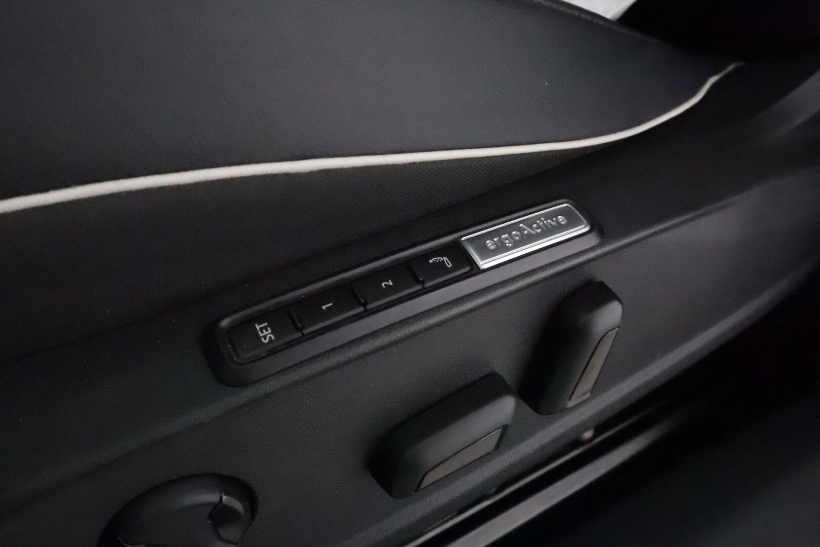Volkswagen ID.4 2021 Pro Performance Business Max **Lämpöpumppu / Lasikatto / HUD / ACC / 360° / Matrix / Hierovat Sportpenkit Muistilla** - 1-om Suomi-auto / 2x Latauskaapelit / Kahdet Renkaat / Merkkihuollettu! / **HUIPPU KAMOILLA**