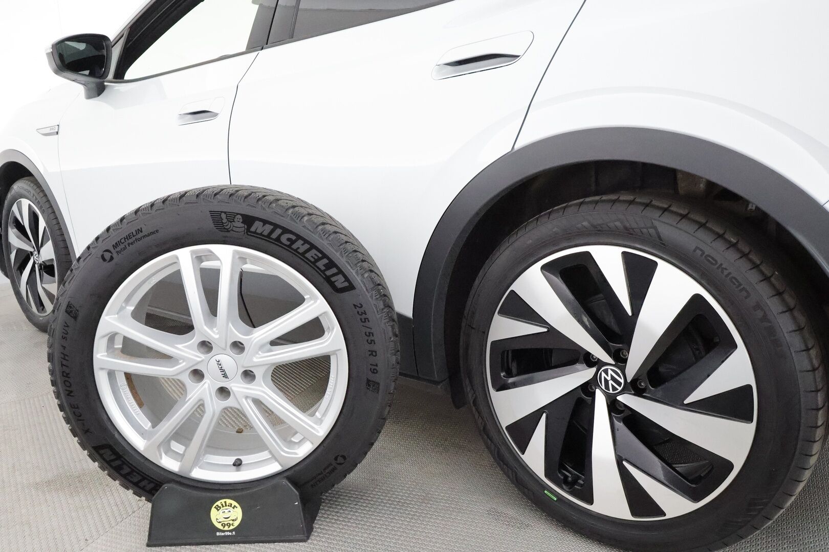 Volkswagen ID.4 2021 Pro Performance Business Max **Lämpöpumppu / Lasikatto / HUD / ACC / 360° / Matrix / Hierovat Sportpenkit Muistilla** - 1-om Suomi-auto / 2x Latauskaapelit / Kahdet Renkaat / Merkkihuollettu! / **HUIPPU KAMOILLA**