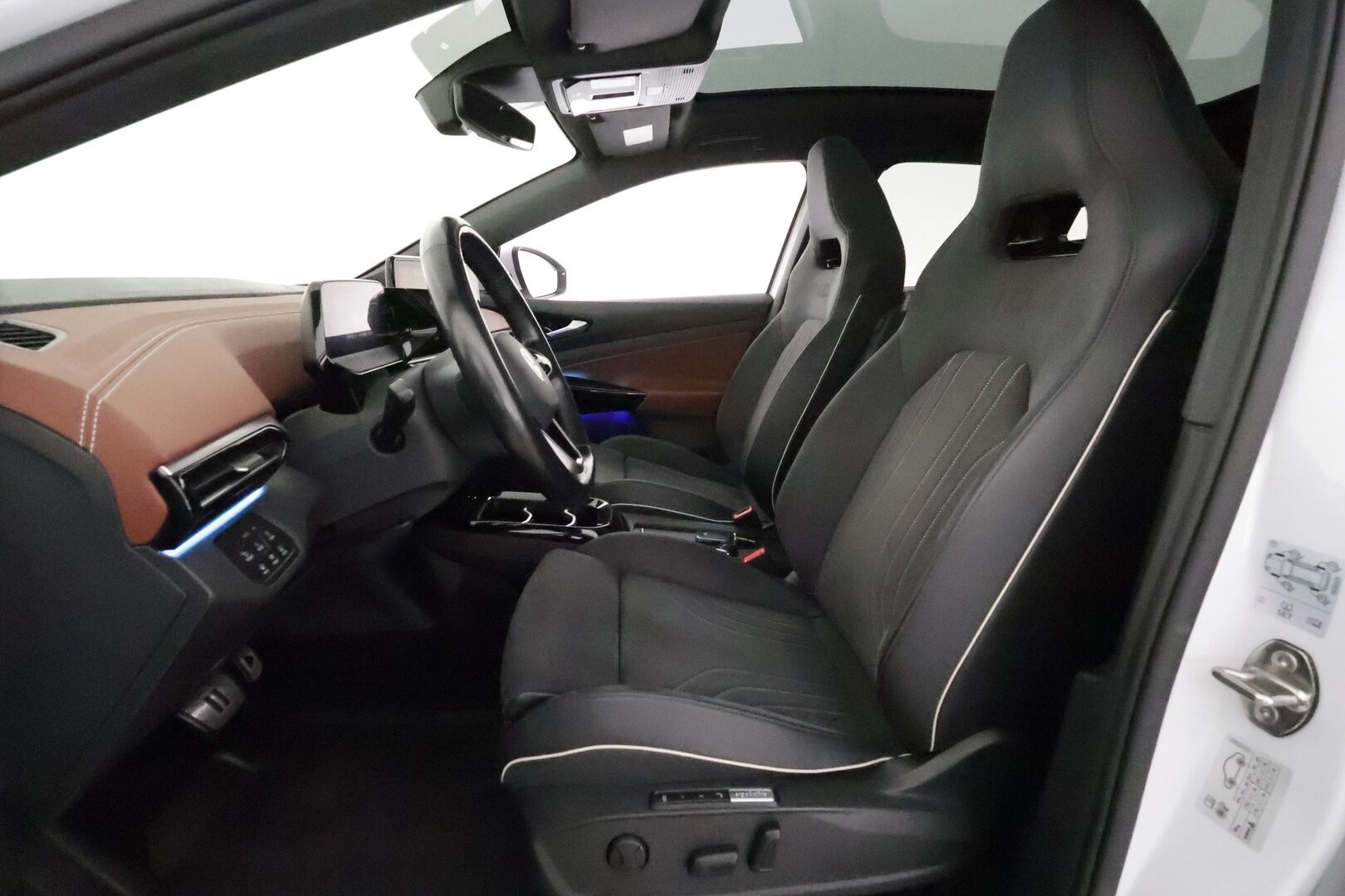 Volkswagen ID.4 2021 Pro Performance Business Max **Lämpöpumppu / Lasikatto / HUD / ACC / 360° / Matrix / Hierovat Sportpenkit Muistilla** - 1-om Suomi-auto / 2x Latauskaapelit / Kahdet Renkaat / Merkkihuollettu! / **HUIPPU KAMOILLA**