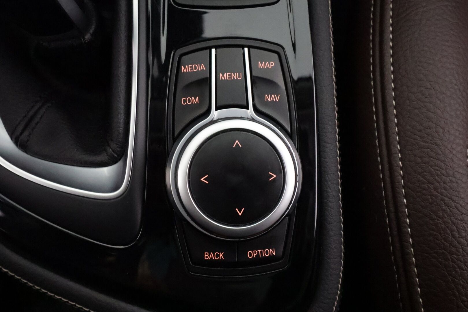 BMW 218 2021 F46 Gran Tourer 218d A xDrive Business Luxury * ACC / P.tutkat / Comfort Access / Panorama / Koukku / LED / Hifi * - Ruskeat nahat / 1.Om Suomi-auto / Kahdet renkaat aluvanteilla / Merkkihuollettu / Huippuvarusteet